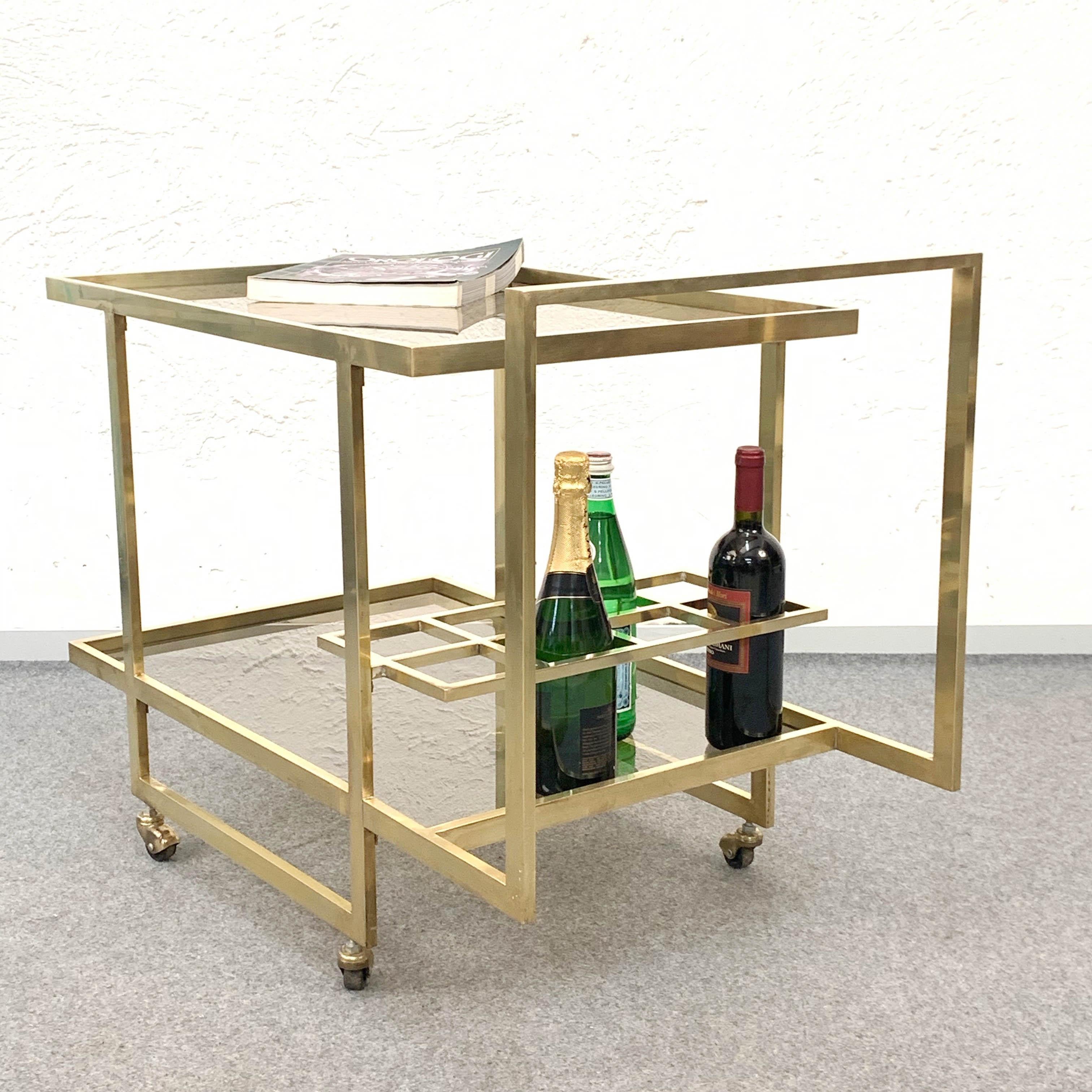 Carrello da bar a due livelli in vetro fumé e ottone con portabottiglie, 1970s in vendita 8