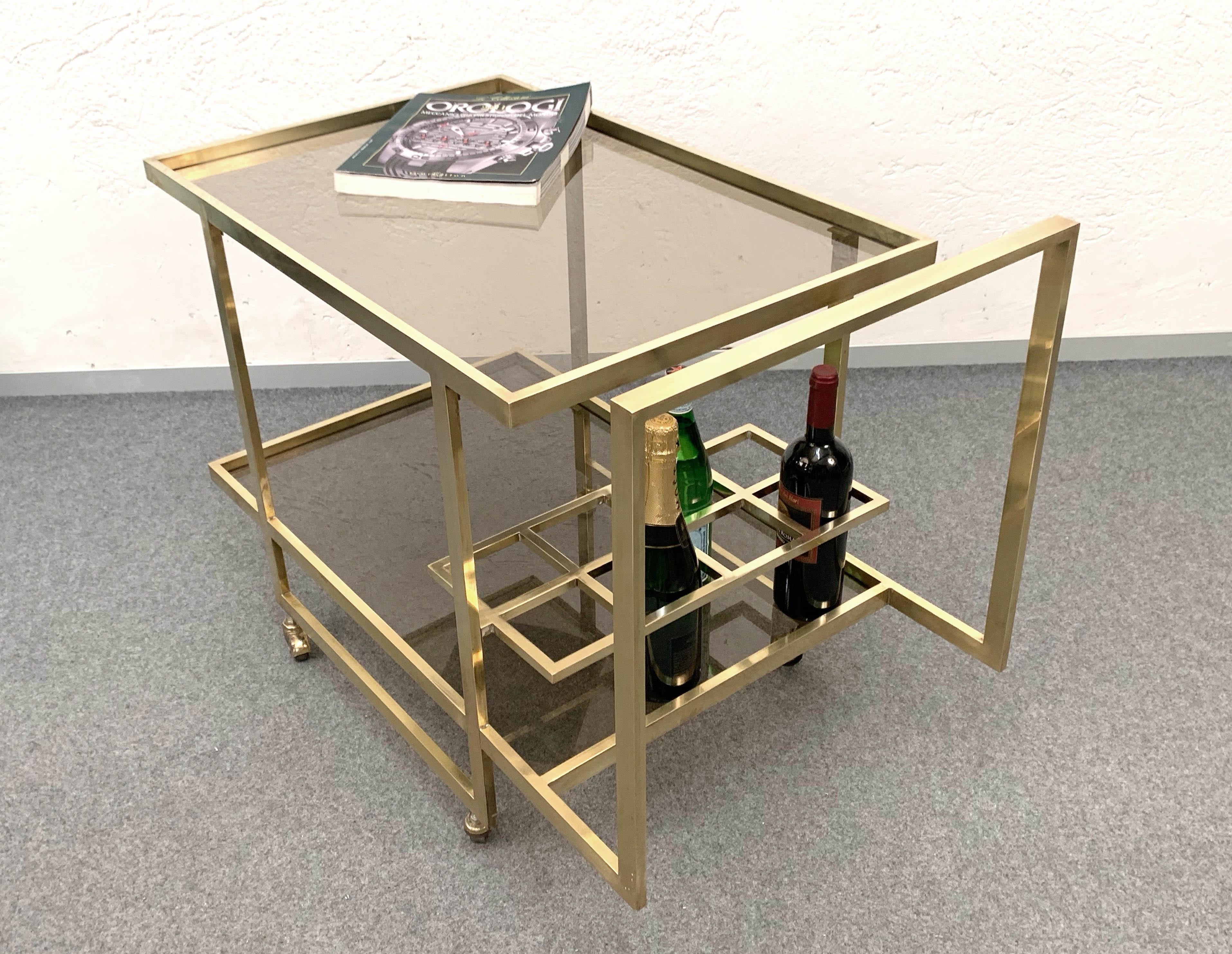Carrello da bar a due livelli in vetro fumé e ottone con portabottiglie, 1970s in vendita 9