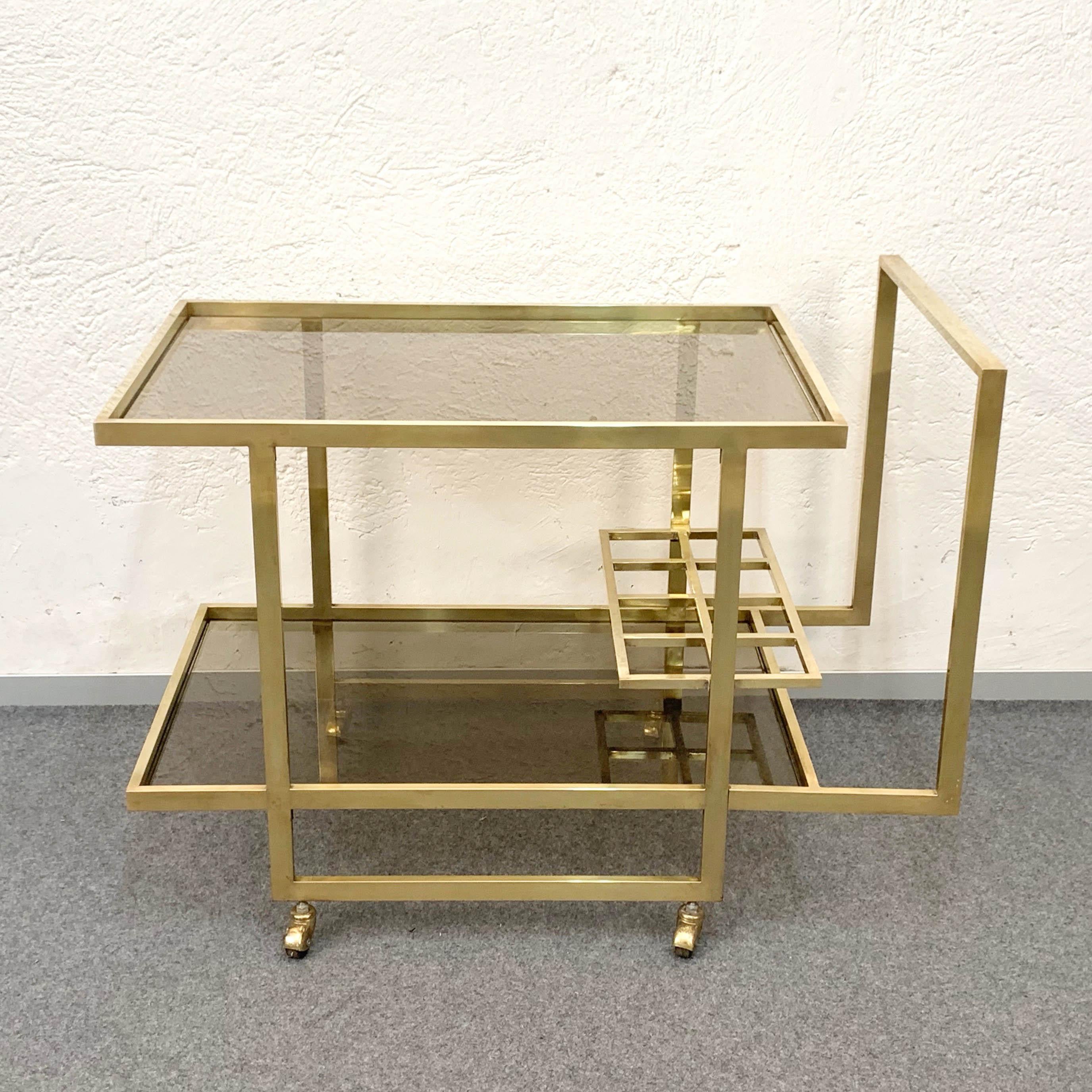 Midcentury Two Levels Smoked Glass and Brass Bar Cart with Bottle Holder, 1970s In Good Condition For Sale In Roma, IT