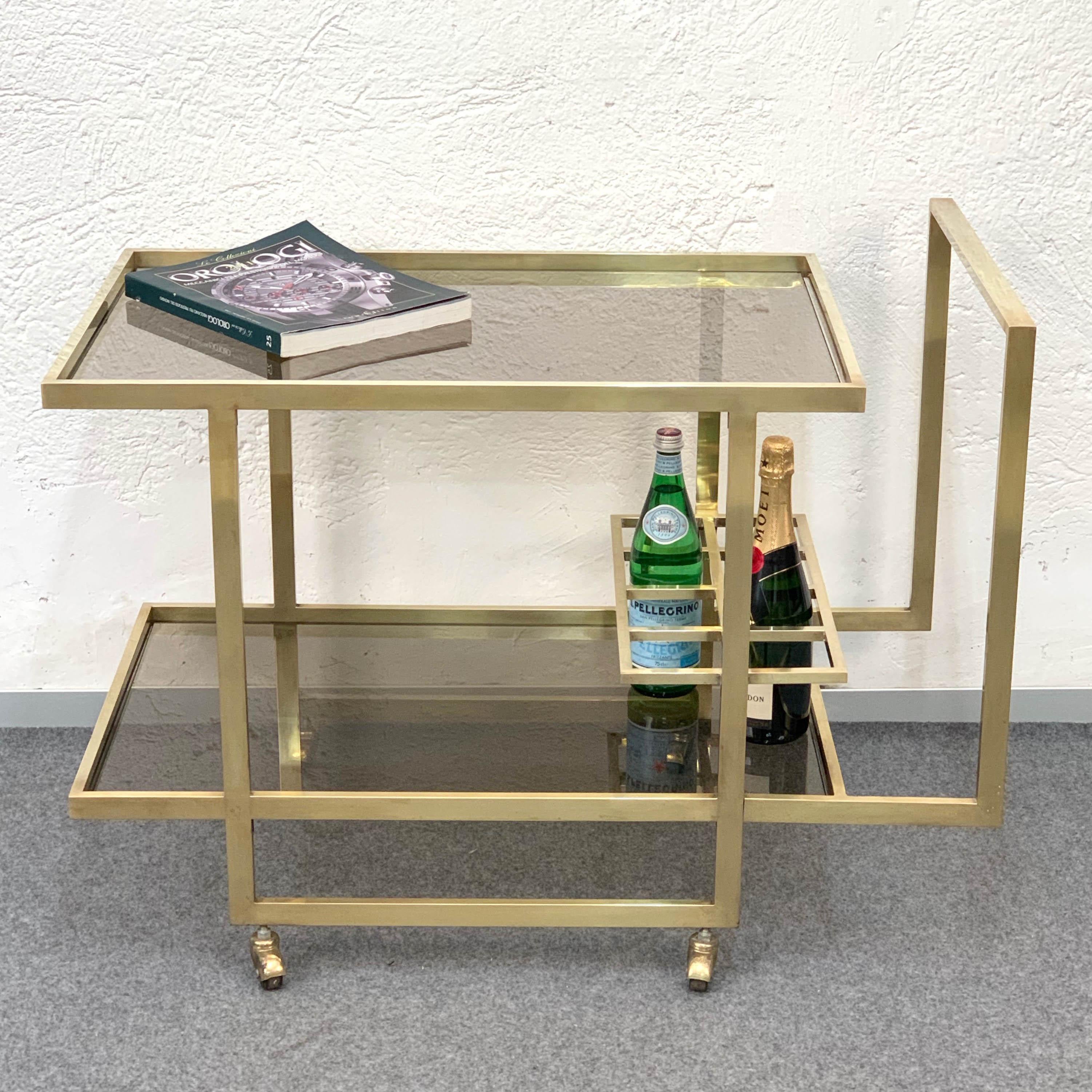 Carrello da bar a due livelli in vetro fumé e ottone con portabottiglie, 1970s in vendita 1