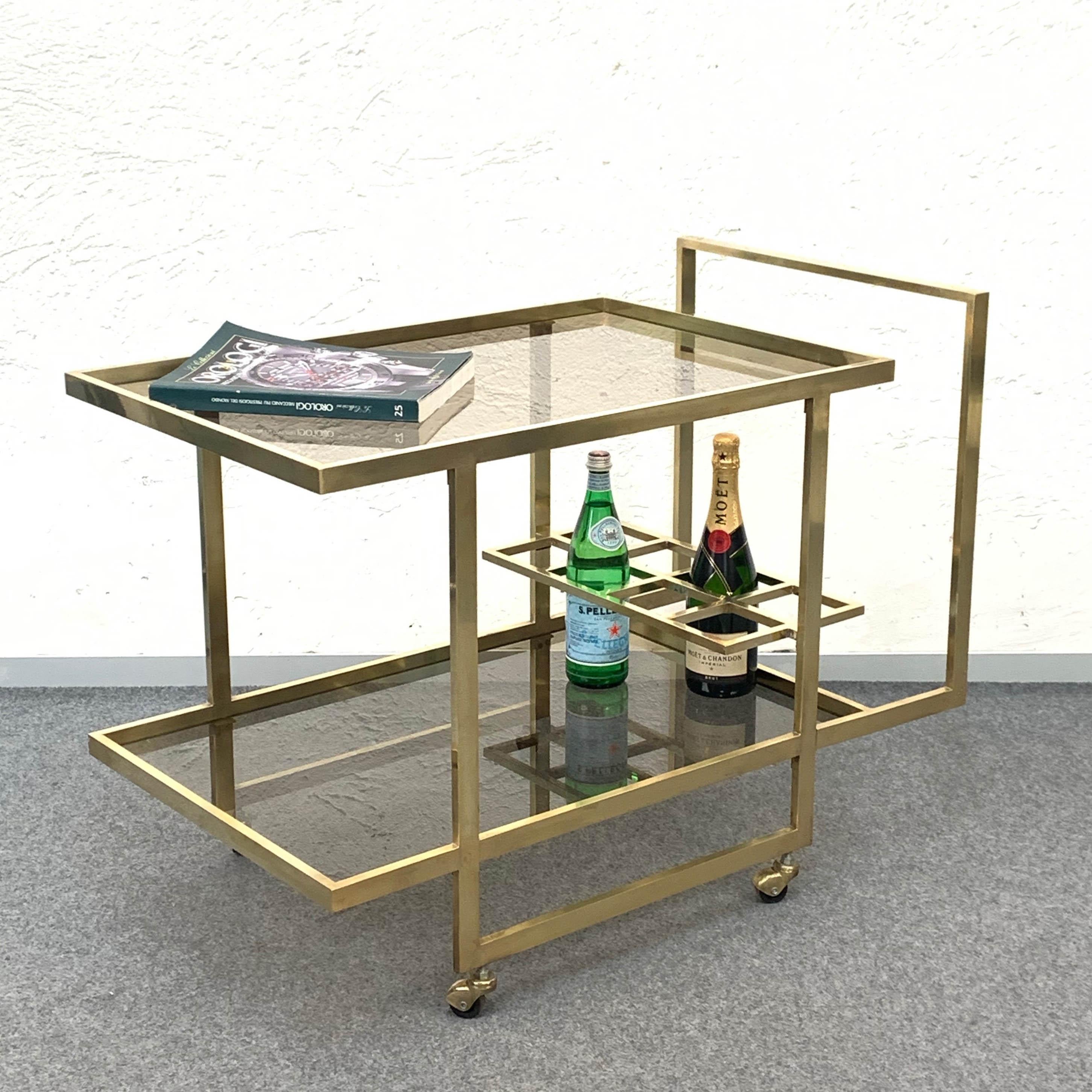 Carrello da bar a due livelli in vetro fumé e ottone con portabottiglie, 1970s in vendita 2