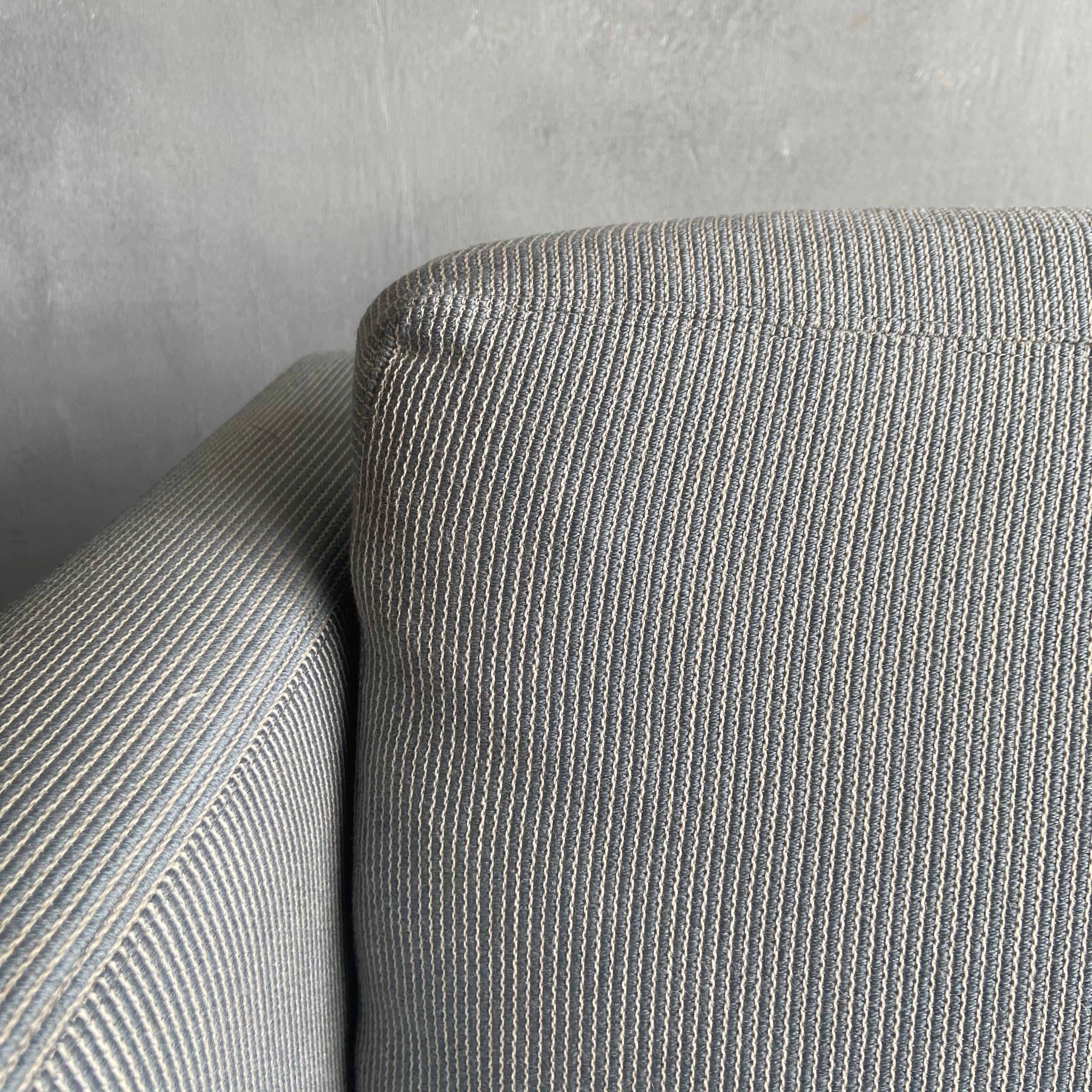 For your consideration is this wonderful and simple cubist form with clean lines, set atop a seemingly floating base that are characteristic of Knoll's design aesthetic. Pfizer's pieces are aggressively functional, yet do not suffer from a lack of