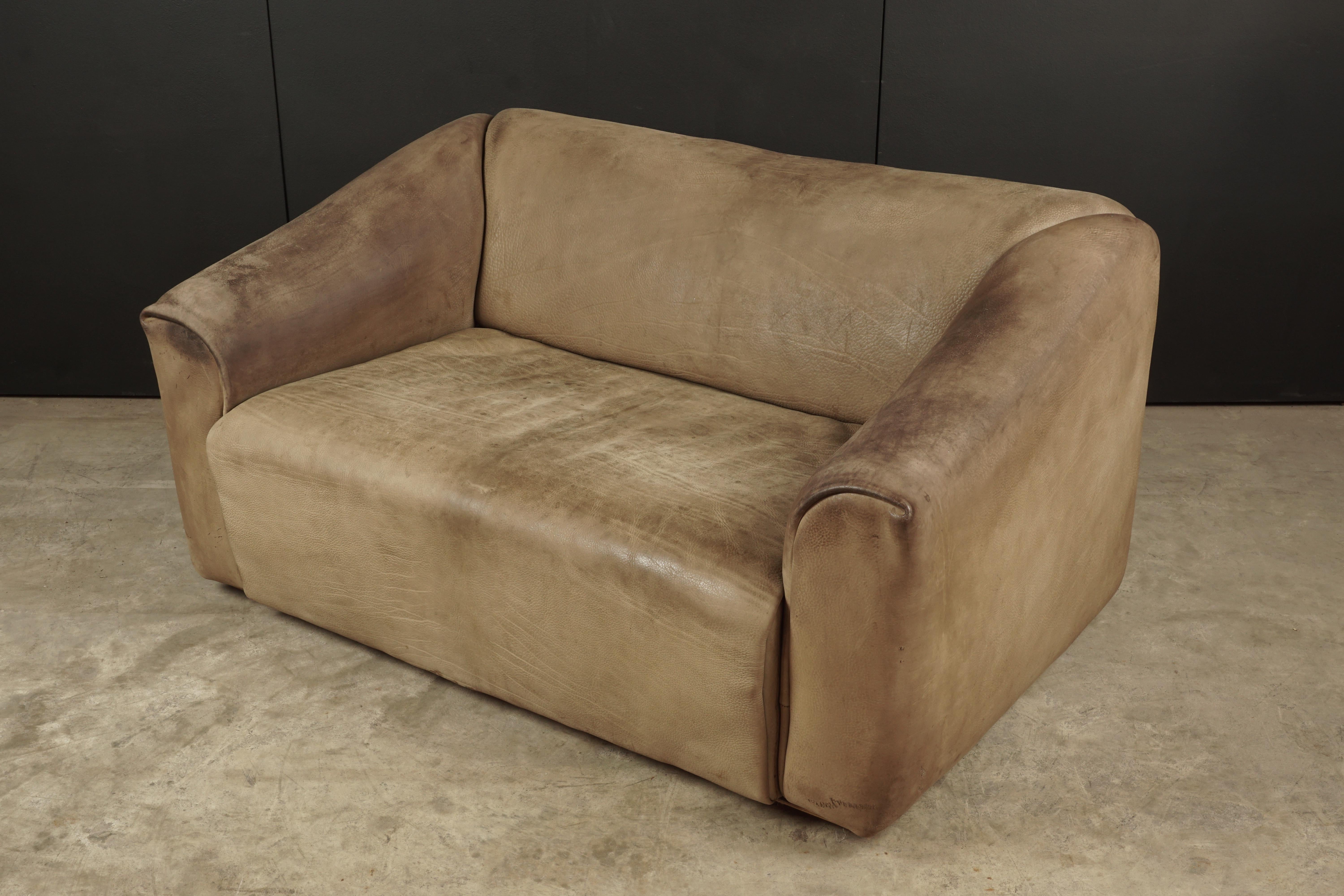 Leather two-seat sofa manufactured by De Sede, Switzerland. Original thick buffalo leather upholstery. Seat extends about 5-6