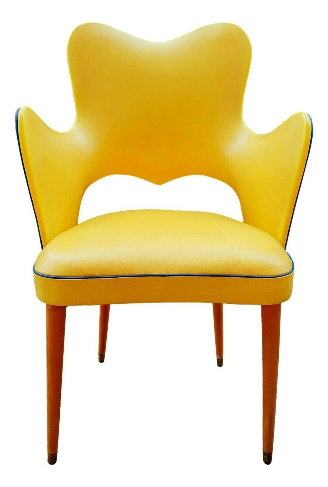 Rare et splendide fauteuil en skaï bicolore, début des années 1950, design souvent attribué à Gastone Rinaldi, réalisé sur un cadre en bois avec une forme enveloppante qui se termine par une paire d'accoudoirs confortables

Pieds en bois avec