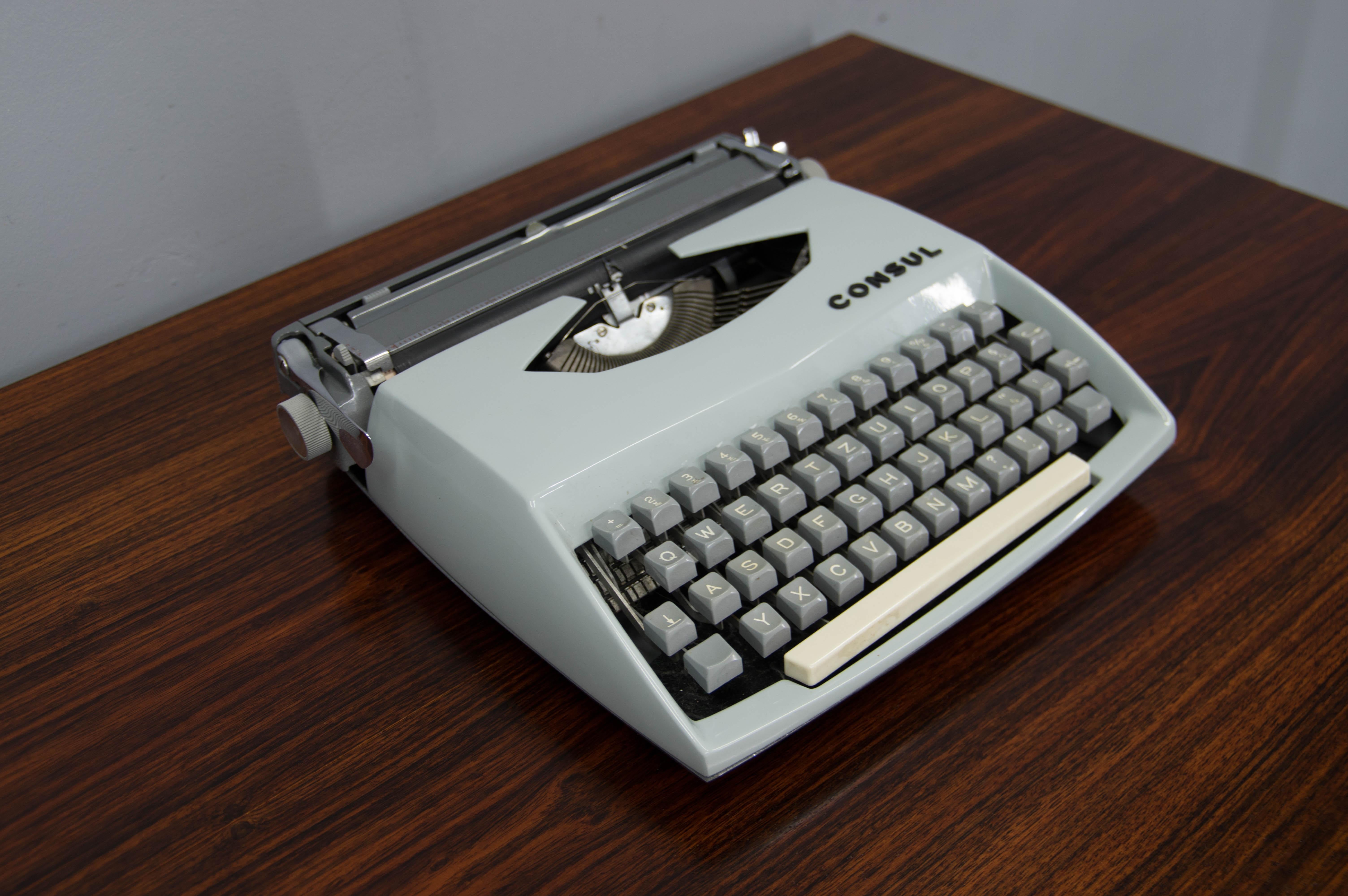 Hergestellt in der Tschechoslowakei
Hergestellt aus Metall, Stahl, Kunststoff, Stoff
Guter Originalzustand.
Einige Buchstaben werden bei der Verwendung nicht automatisch zurückgegeben.
Einschließlich Koffer. Der Schlüssel fehlt.