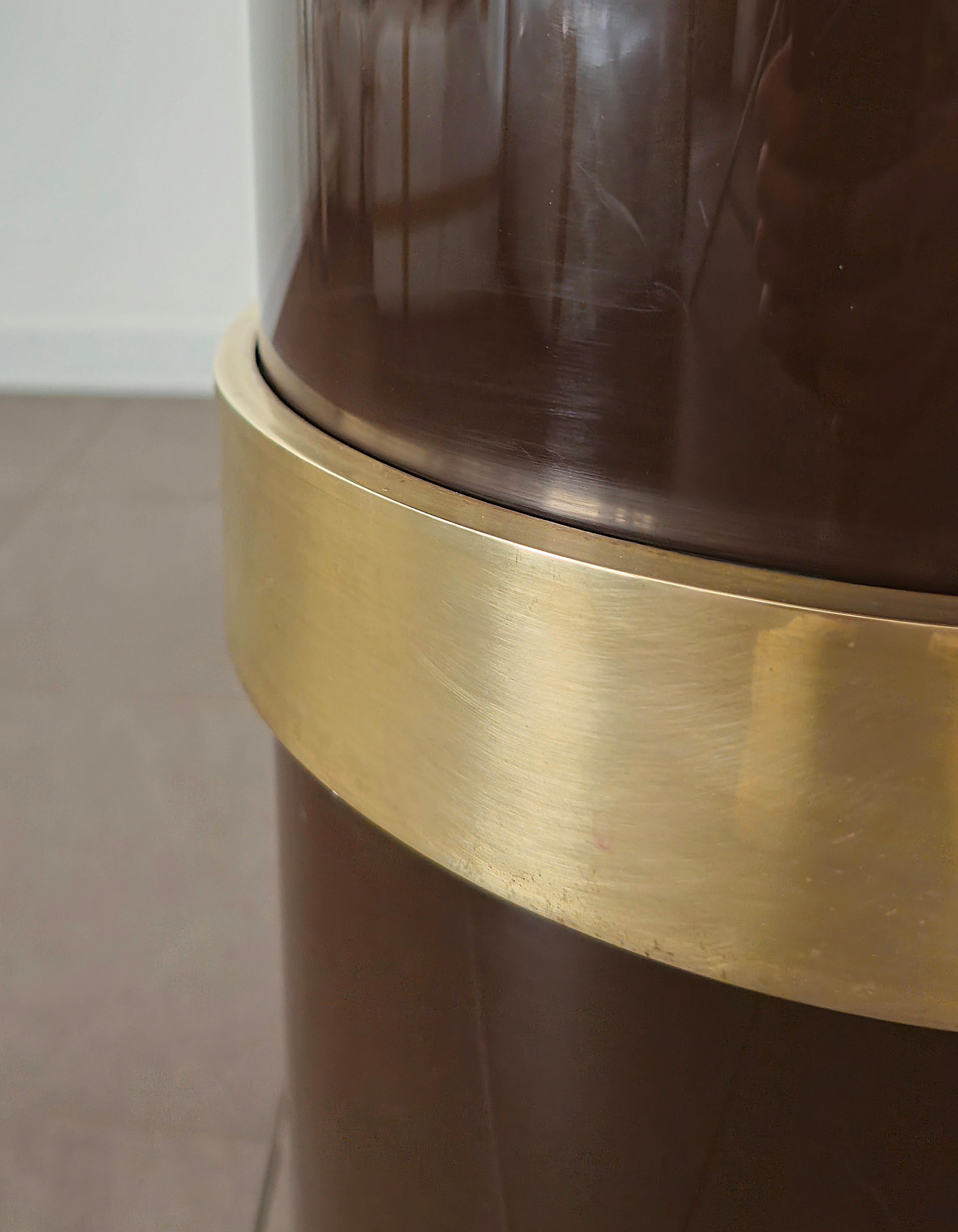 Rare cylindrical umbrella stand of considerable size made of plastic/plexiglass in shades of chocolate brown with a large central band in brass, which gives that touch of particularity to the object. Made in Italy in the 70s.  Please watch the video