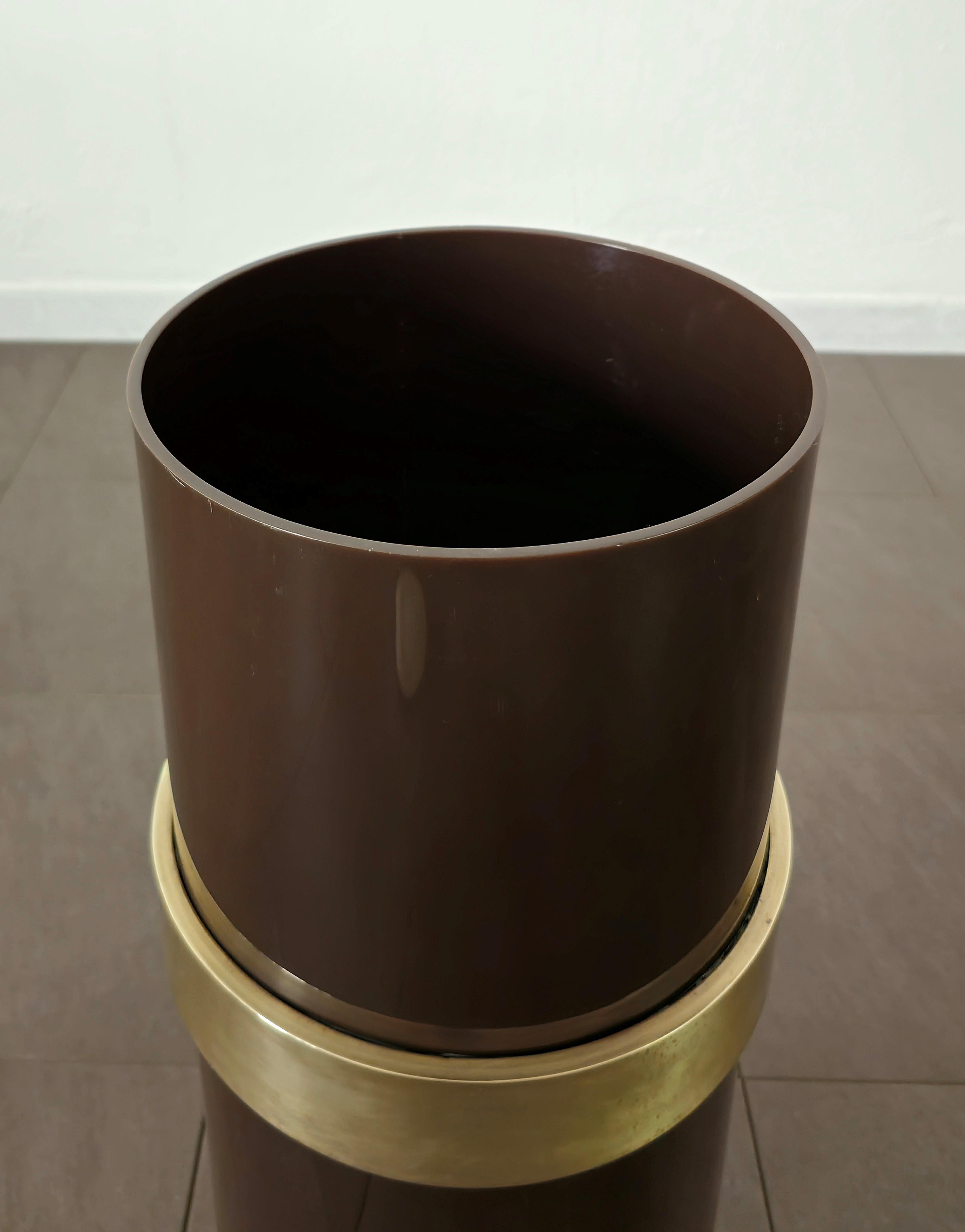 Midcentury Umbrella Stand Brown Plastic Brass Cylindrical Italian Design 1970s In Good Condition For Sale In Palermo, IT