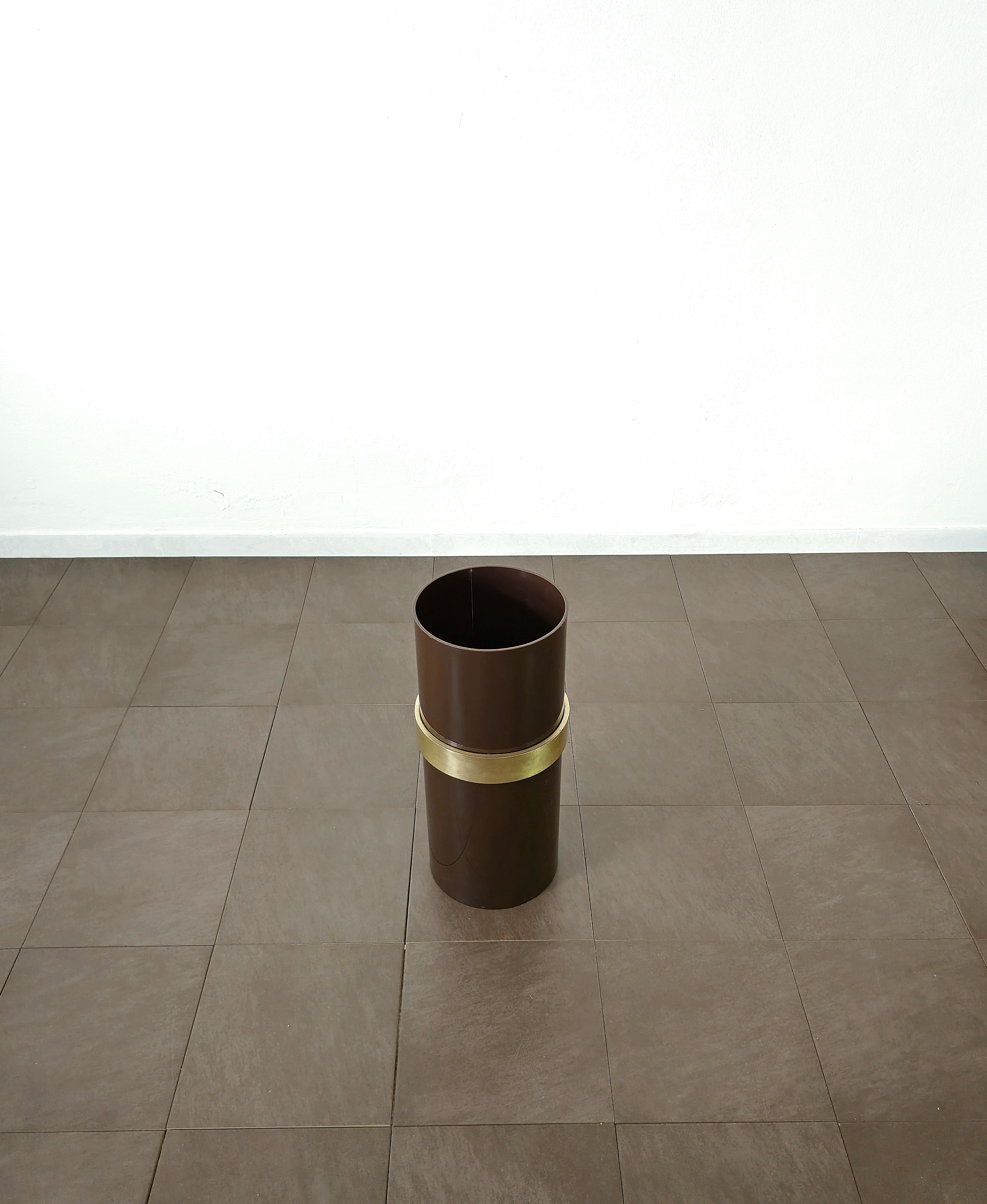 Midcentury Umbrella Stand Brown Plastic Brass Cylindrical Italian Design 1970s im Zustand „Gut“ im Angebot in Palermo, IT