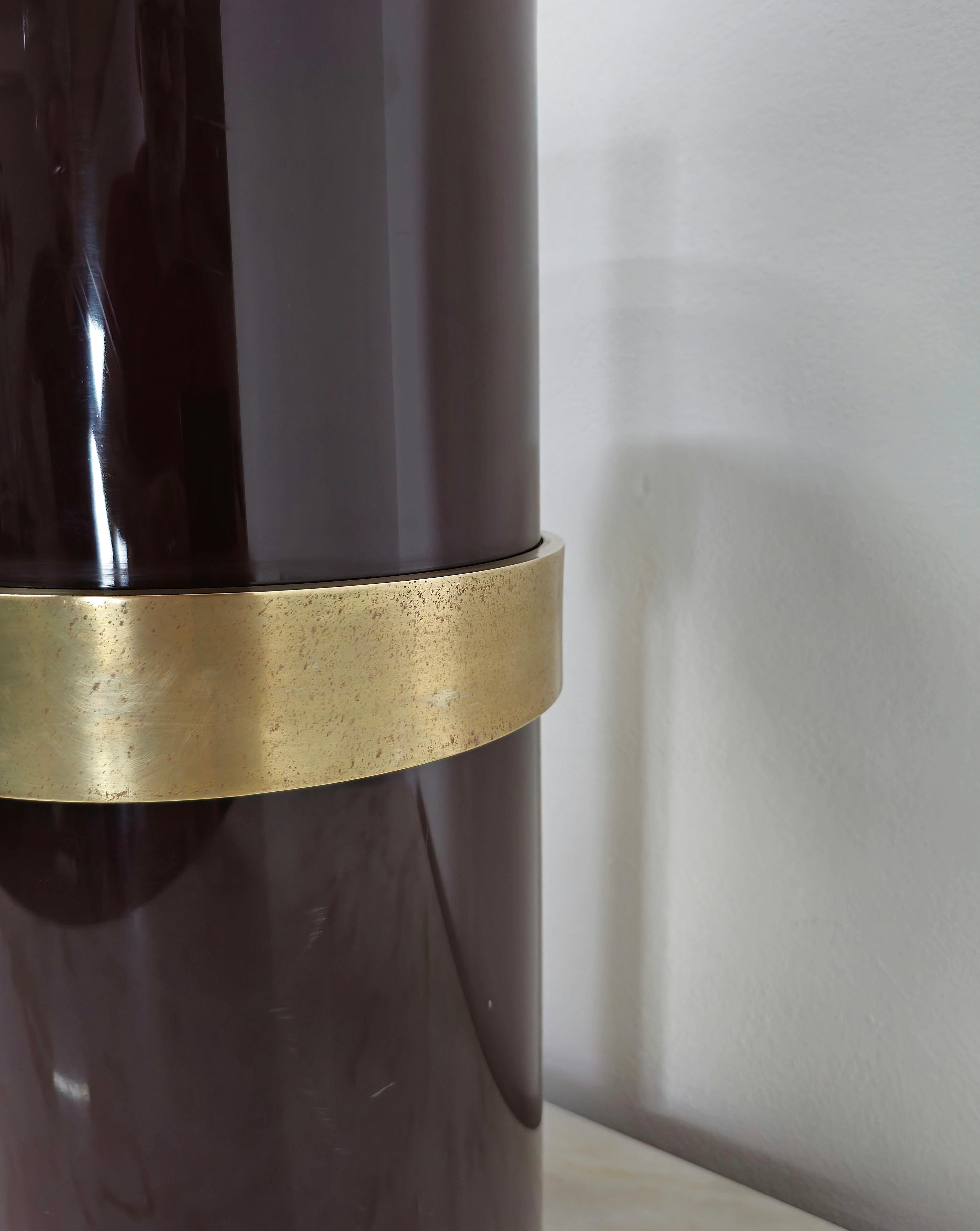 Midcentury Umbrella Stand Brown Plastic Brass Cylindrical Italian Design 1970s (Messing) im Angebot