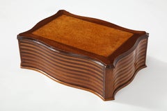 Schachtel aus gewelltem Nussbaum und Ahorn aus der Mitte des Jahrhunderts