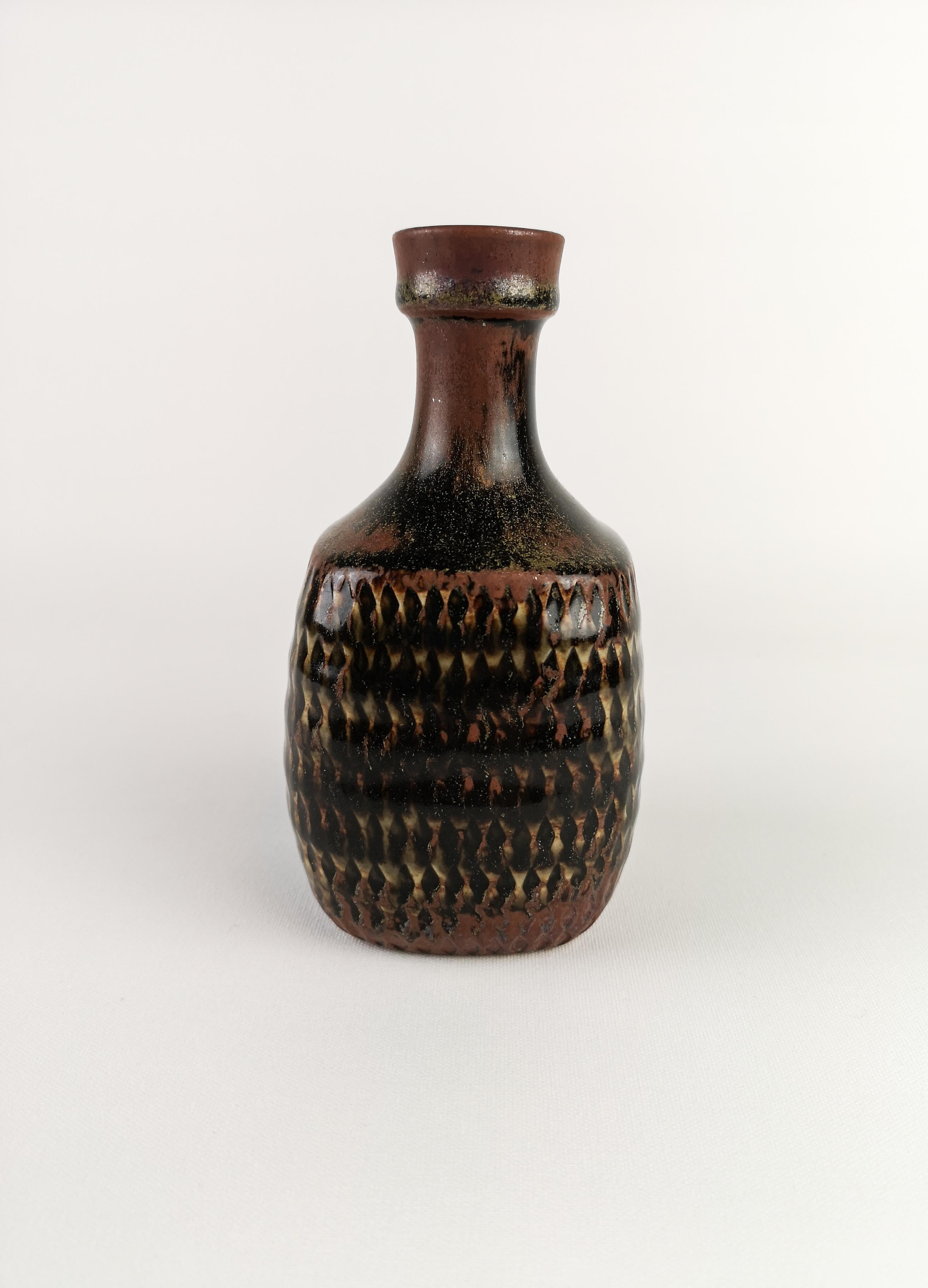 An unique Stig Lindberg Gustavberg studio pottery vase.

The glaze in brown, black and a littlebit yellow. 

Marked with Studio Hand.