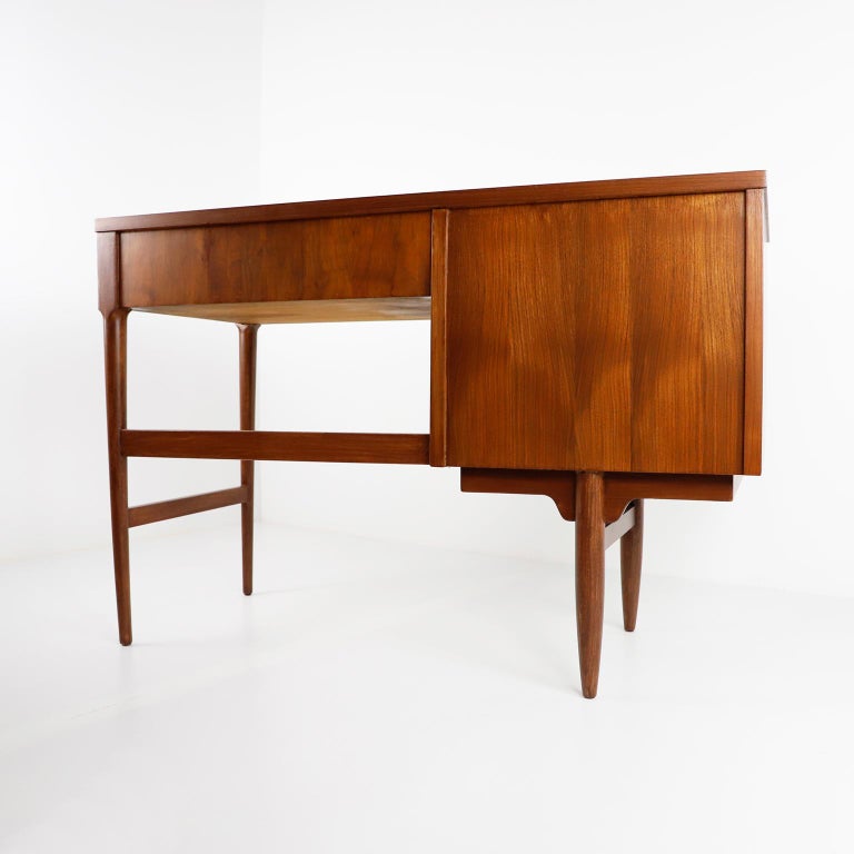 Midcentury United Furniture Corporation Desk For Sale 2