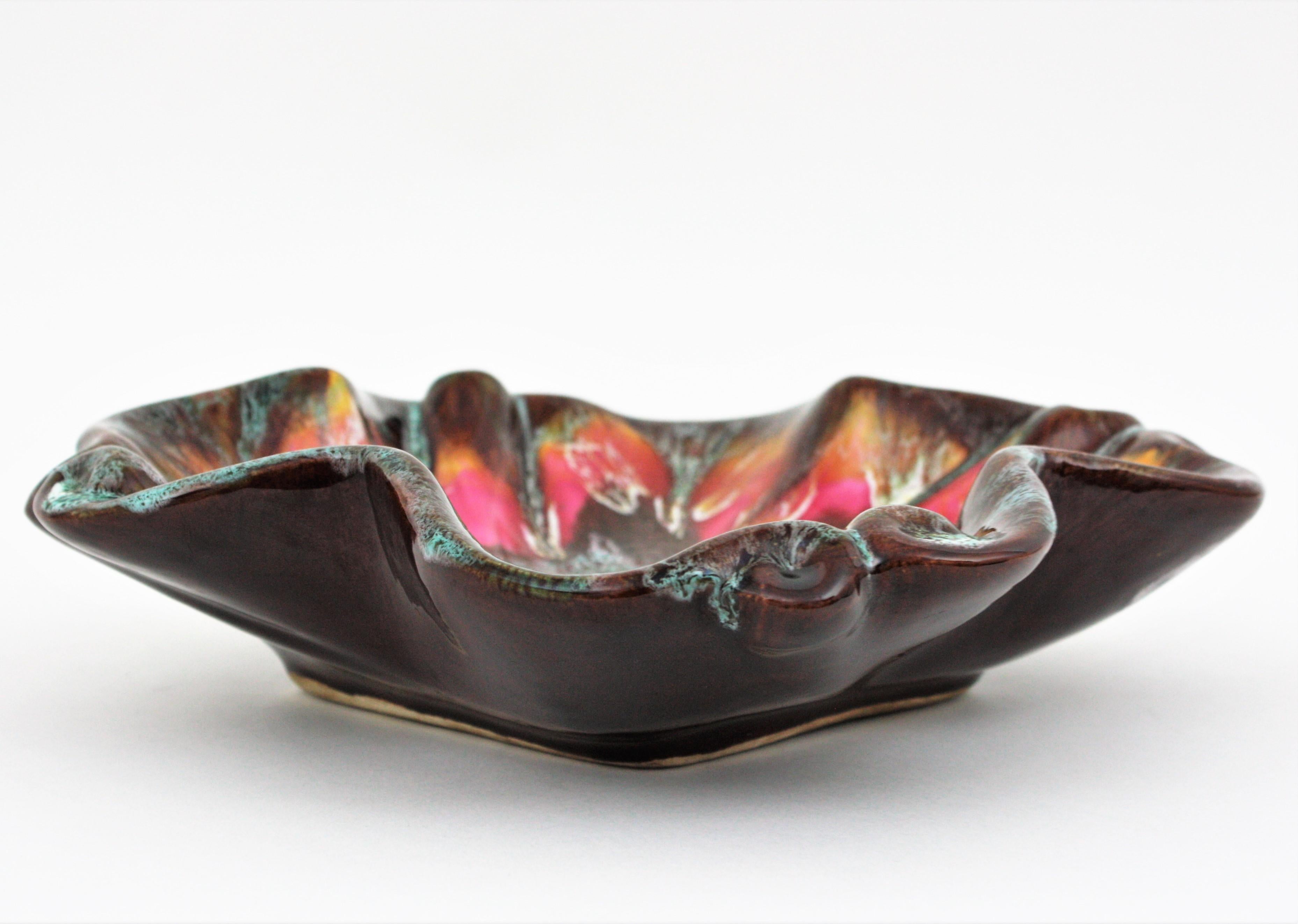 Vallauris Plato o centro de mesa de cerámica esmaltada con flor de hoja en venta 8