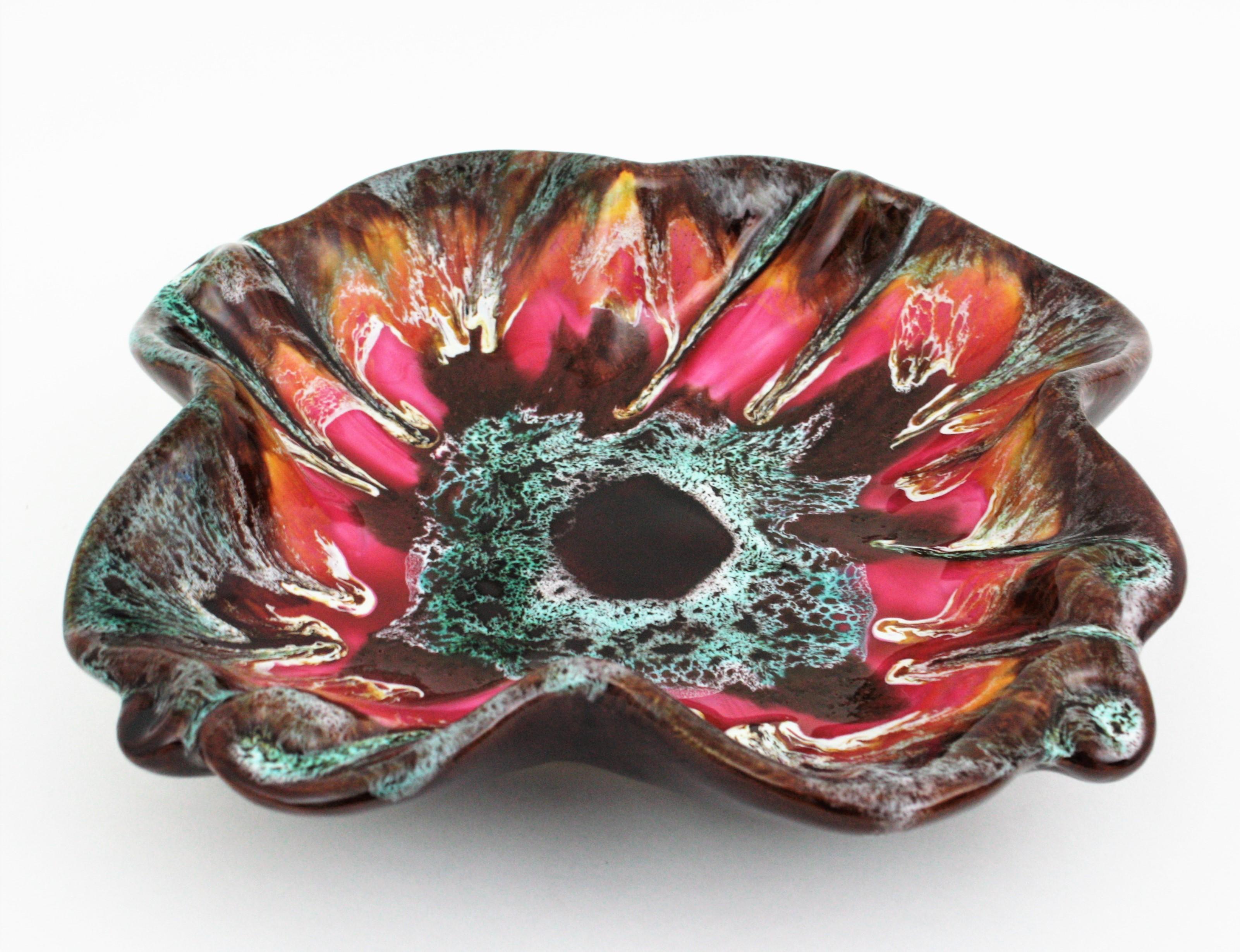 Schale oder Tafelaufsatz aus glasierter Keramik von Vallauris in Blumenform aus Keramik (Glasiert) im Angebot