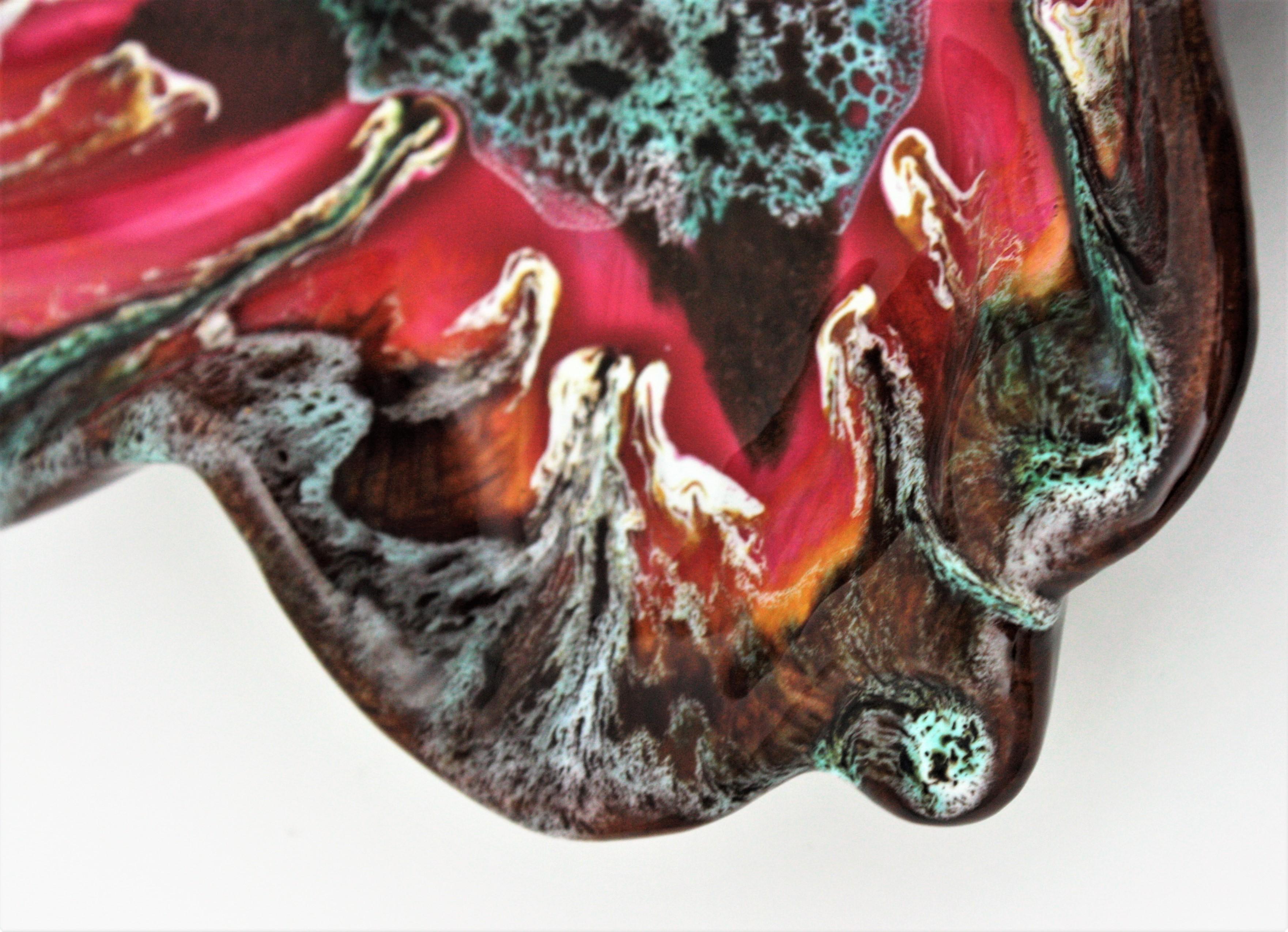 Schale oder Tafelaufsatz aus glasierter Keramik von Vallauris in Blumenform aus Keramik (Majolika) im Angebot
