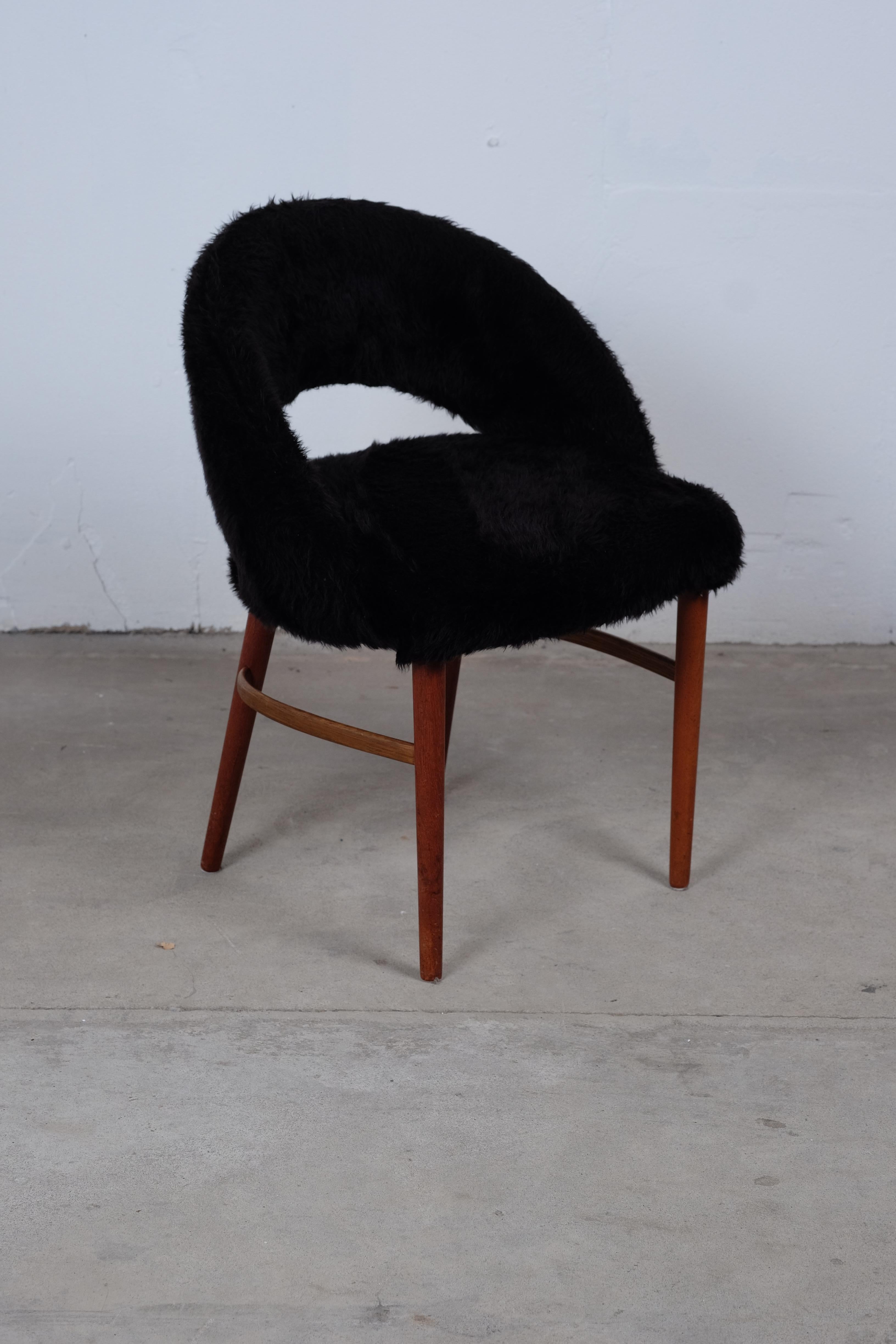 A beautiful vintage vanity chair made by the Danish designer Frode Holm.
The chair is made in teak and is upholstered with black artificial wool.
A gorgeous chair.




  