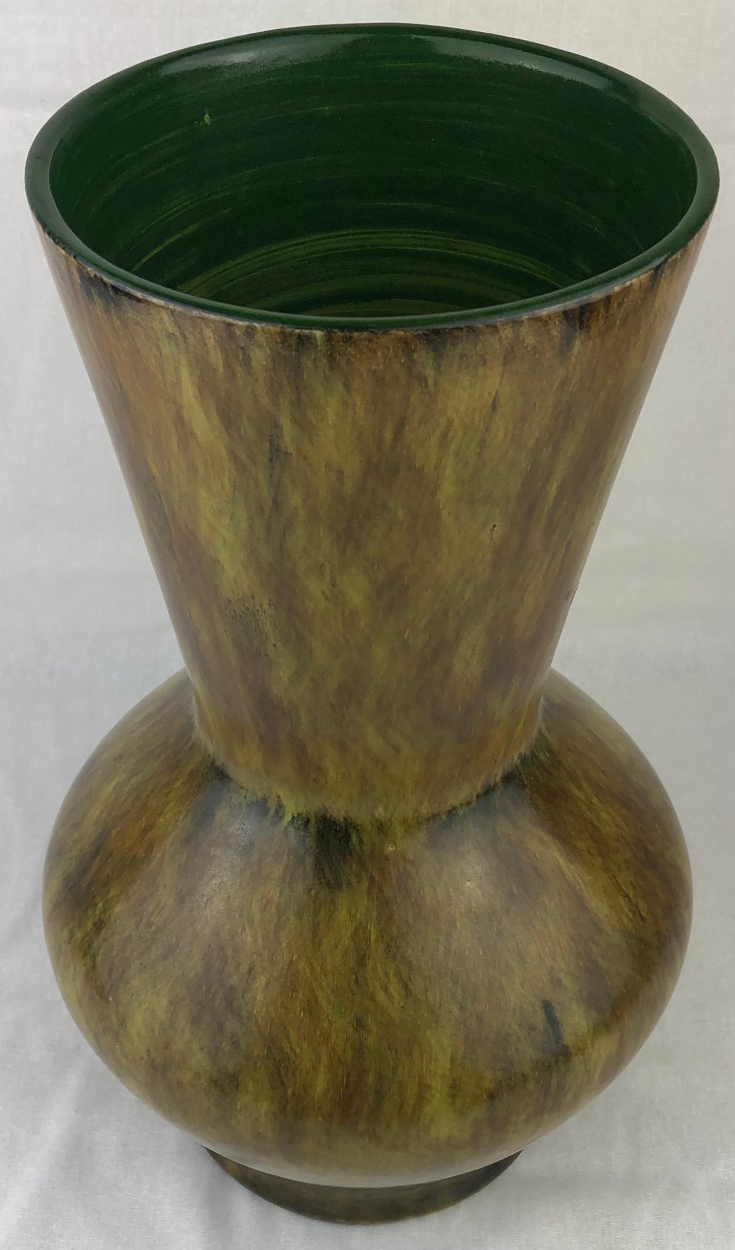 Vase coloré en céramique français du milieu du 20e siècle, estampillé Saint Clément France. Un magnifique objet décoratif avec un superbe fond noir et des nuances vertes. Il semble presque en mouvement, comme les herbes marines, ce qui le rend très