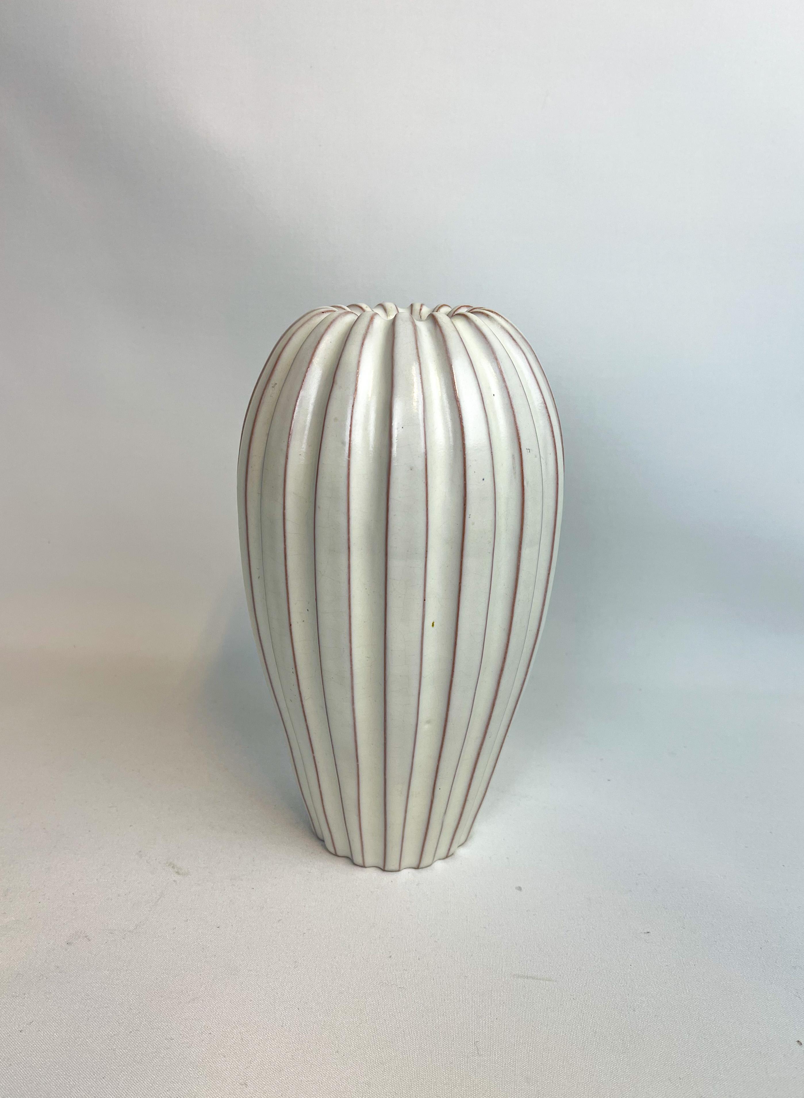 Mid-Century Modern Midcentury Vase by Vicke Lindstrand, 1940s, Sweden For Sale