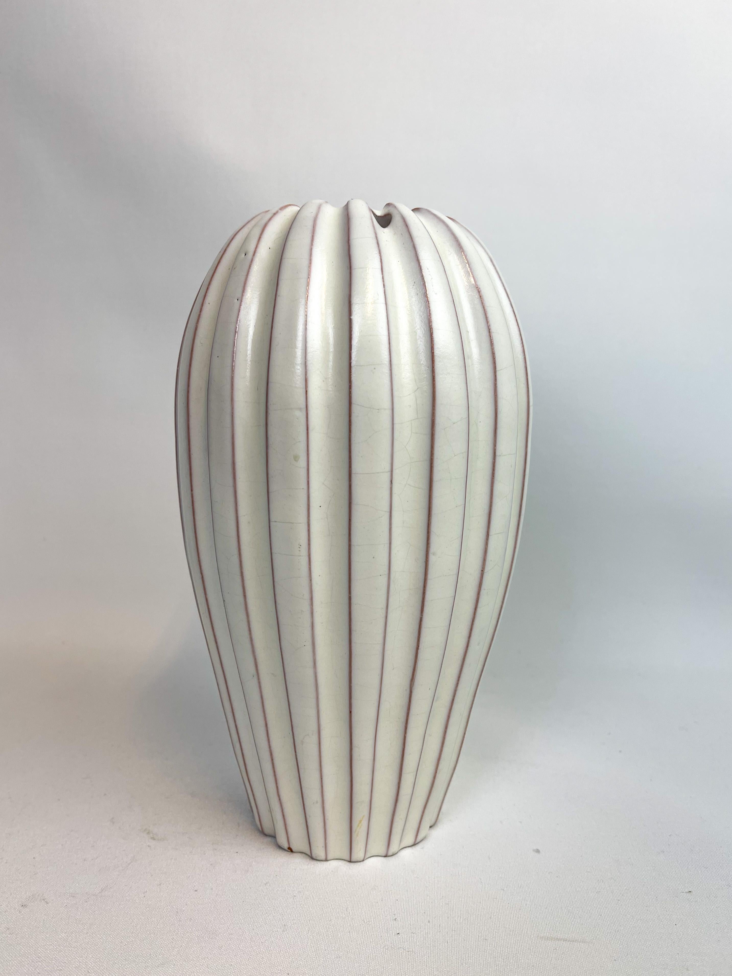 Swedish Midcentury Vase by Vicke Lindstrand, 1940s, Sweden For Sale