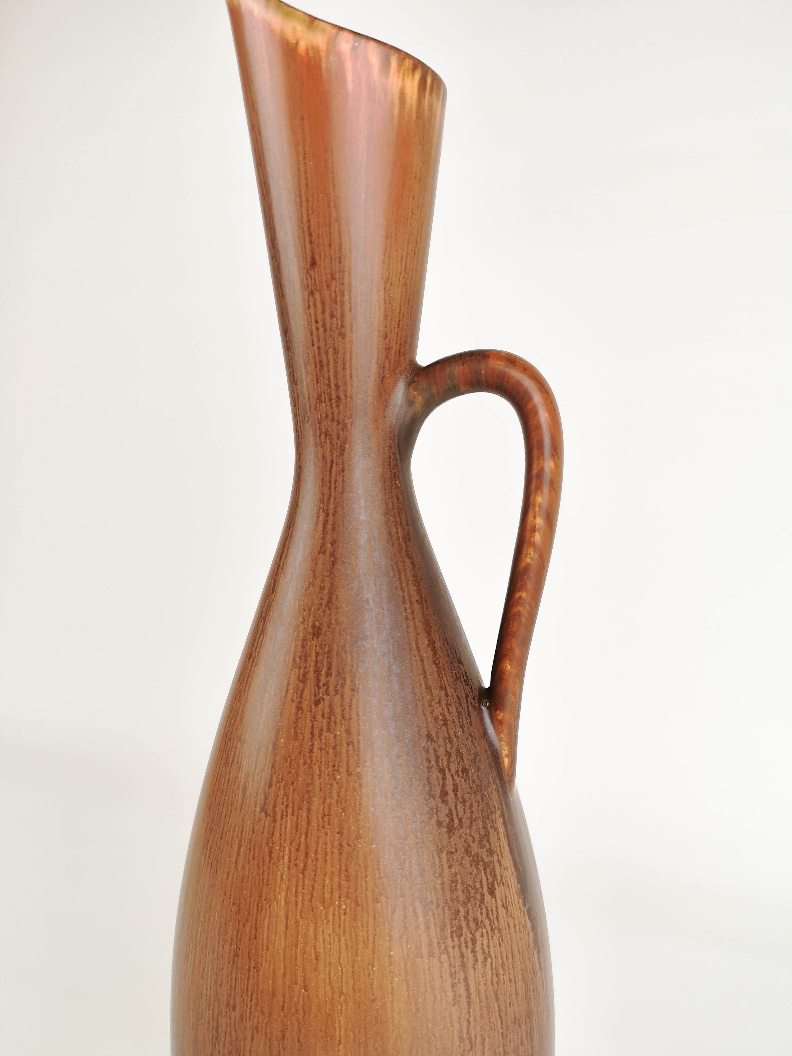 Grand vase fabriqué à Rörstrand et dont le fabricant/concepteur est Carl Harry Stålhane. Fabriqué en Suède dans les années 1950. De beaux vases émaillés avec de belles lignes. 

Bon état vintage.

Mesure H 32 cm, D 11 cm.

 