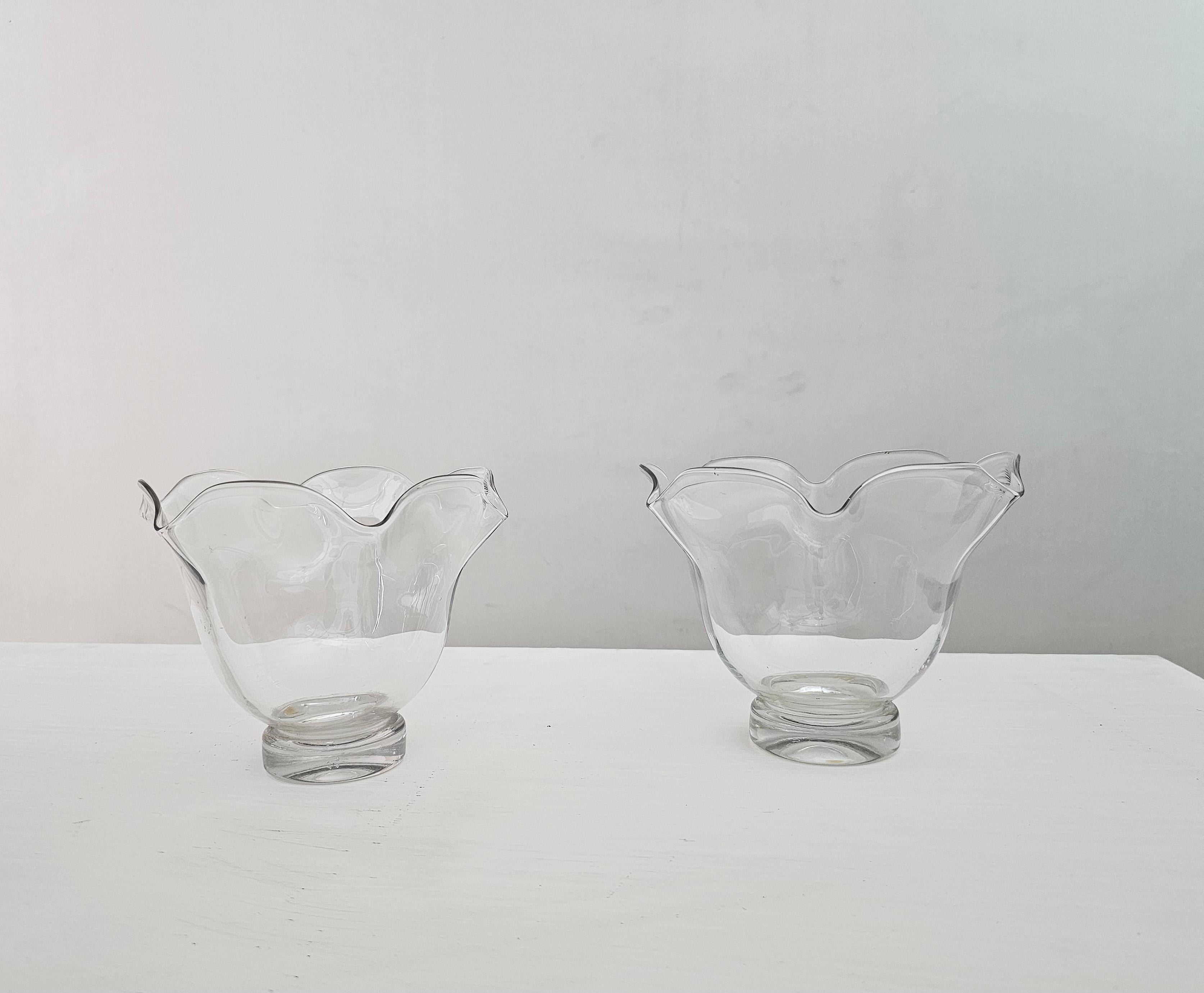 Set di 2 ciotole/vasi prodotti a Murano dalla ditta Maestri Muranesi negli anni '50. La coppia è in vetro di Murano trasparente soffiato a bocca con un corpo a forma di tulipano e bordi ondulati. Firma illeggibile.  Ti preghiamo di guardare