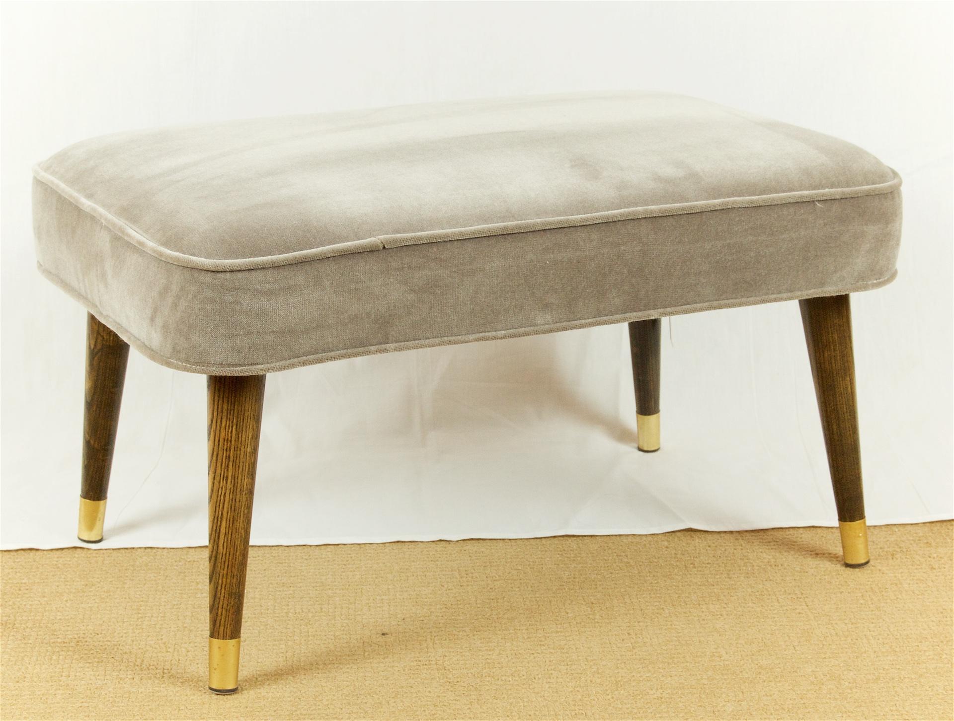 Newly reupholstered midcentury bench in grey velvet, with newly ebonized wood legs and brass ferrules.

Useful additional seating or side piece for both living and bedrooms.