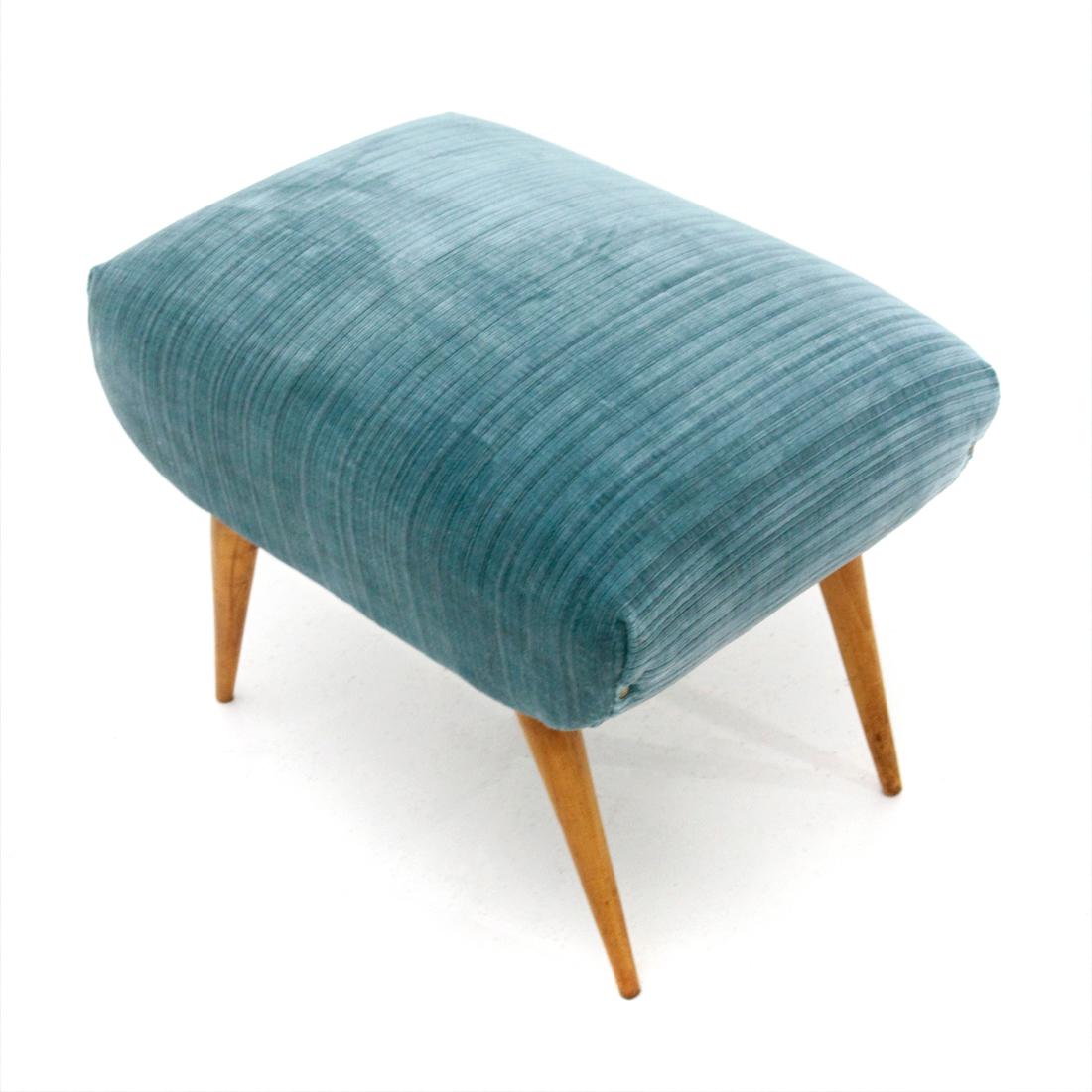 Italian manufactured pouf produced in the 1950s.
Seat in wood padded and lined with new velvet fabric.
Legs in turned conical wood.
Good general conditions, some signs due to normal use over time.

Dimensions: Length 50 cm, depth 37 cm, height