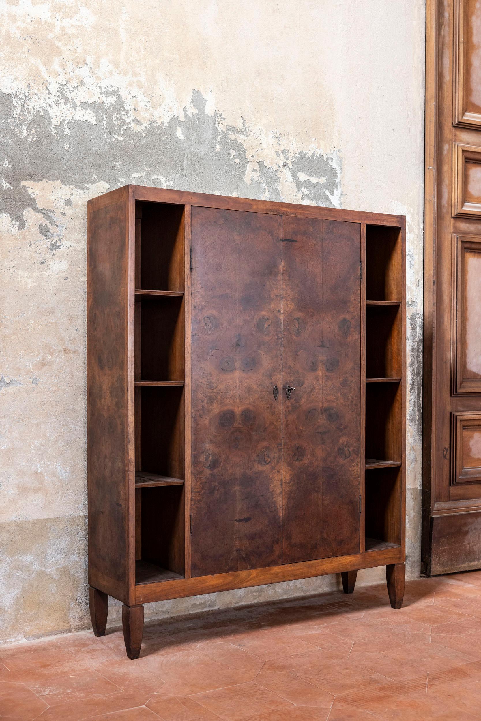 Mid-Century Modern Armoire en bois plaqué du milieu du siècle, Italie années 1940 en vente