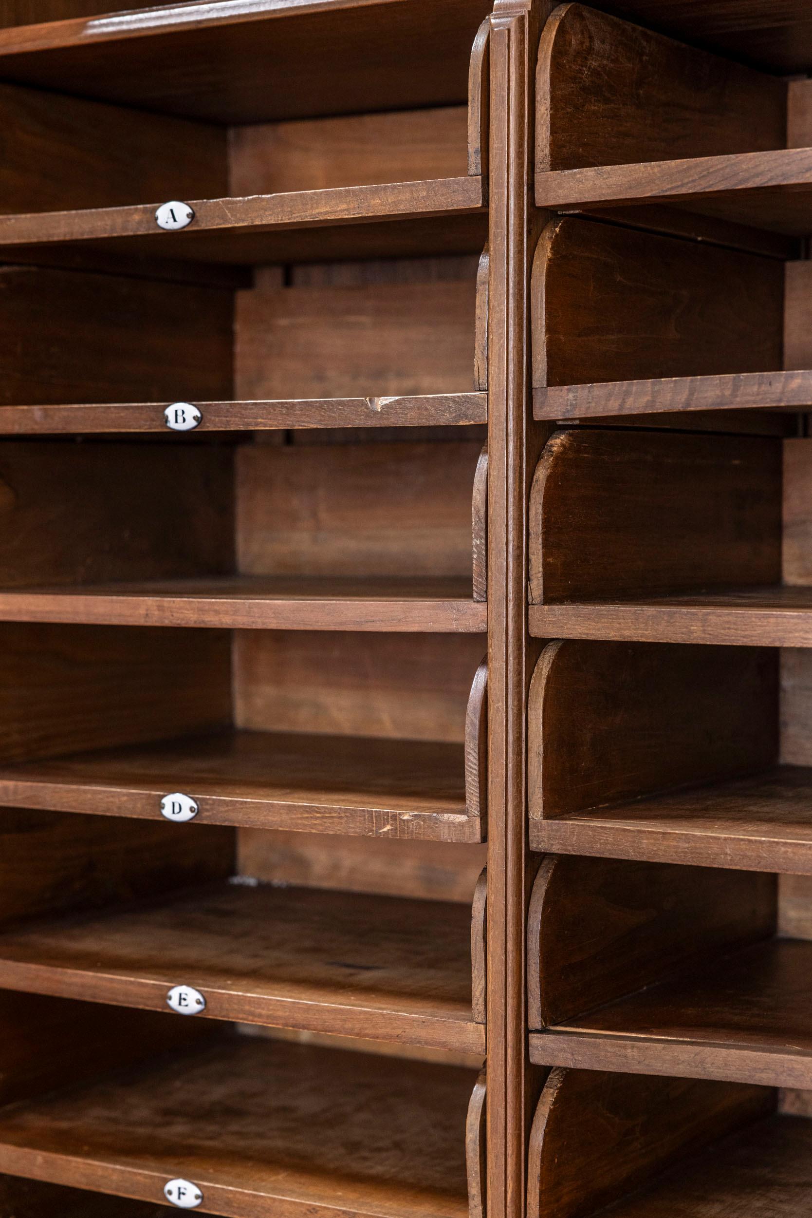 Milieu du XXe siècle Armoire en bois plaqué du milieu du siècle, Italie années 1940 en vente