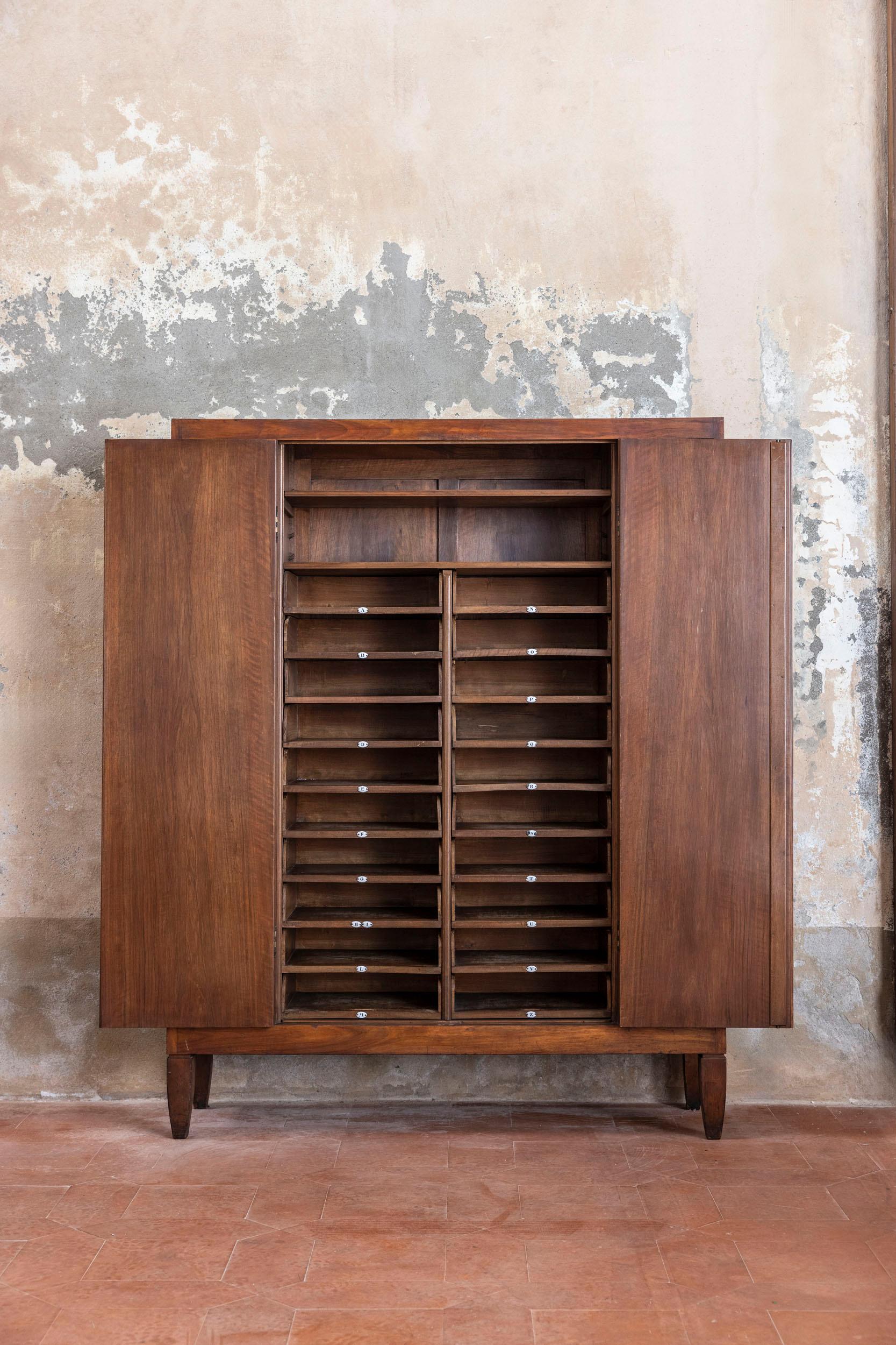Armoire en bois plaqué du milieu du siècle, Italie années 1940 en vente 2