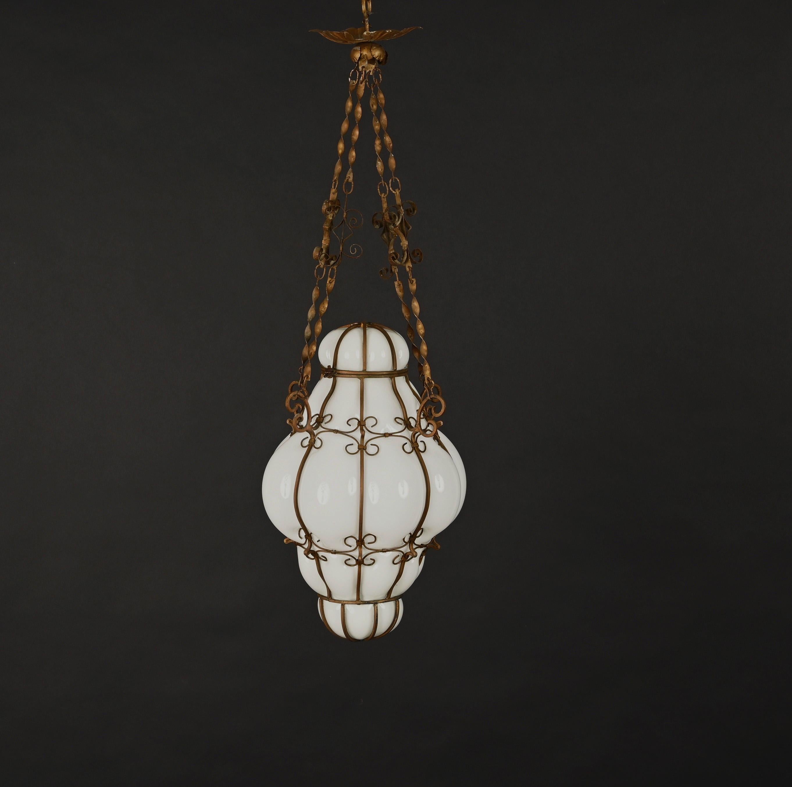 Midcentury Venetian Brass and Mouth Blown Murano White Glass Chandelier, 1940s For Sale 3
