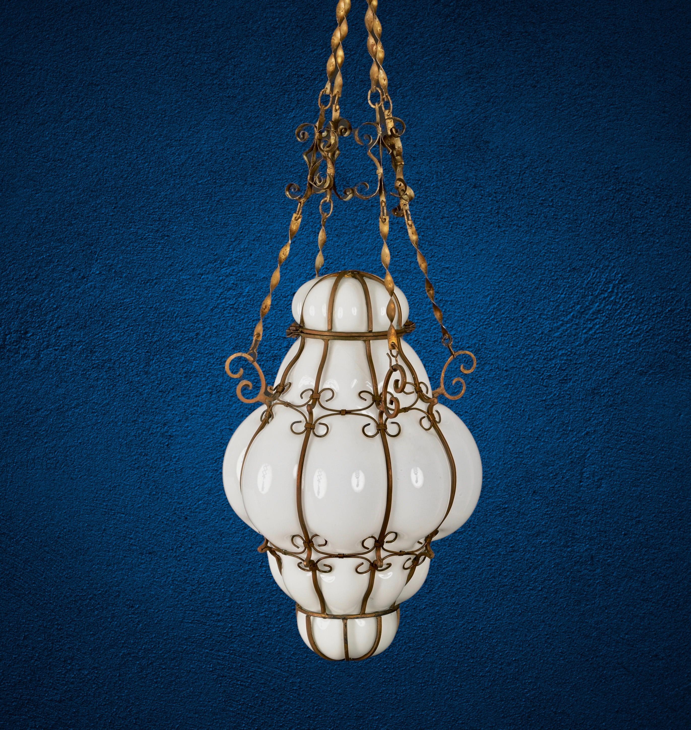 Midcentury Venetian Brass and Mouth Blown Murano White Glass Chandelier, 1940s For Sale 4