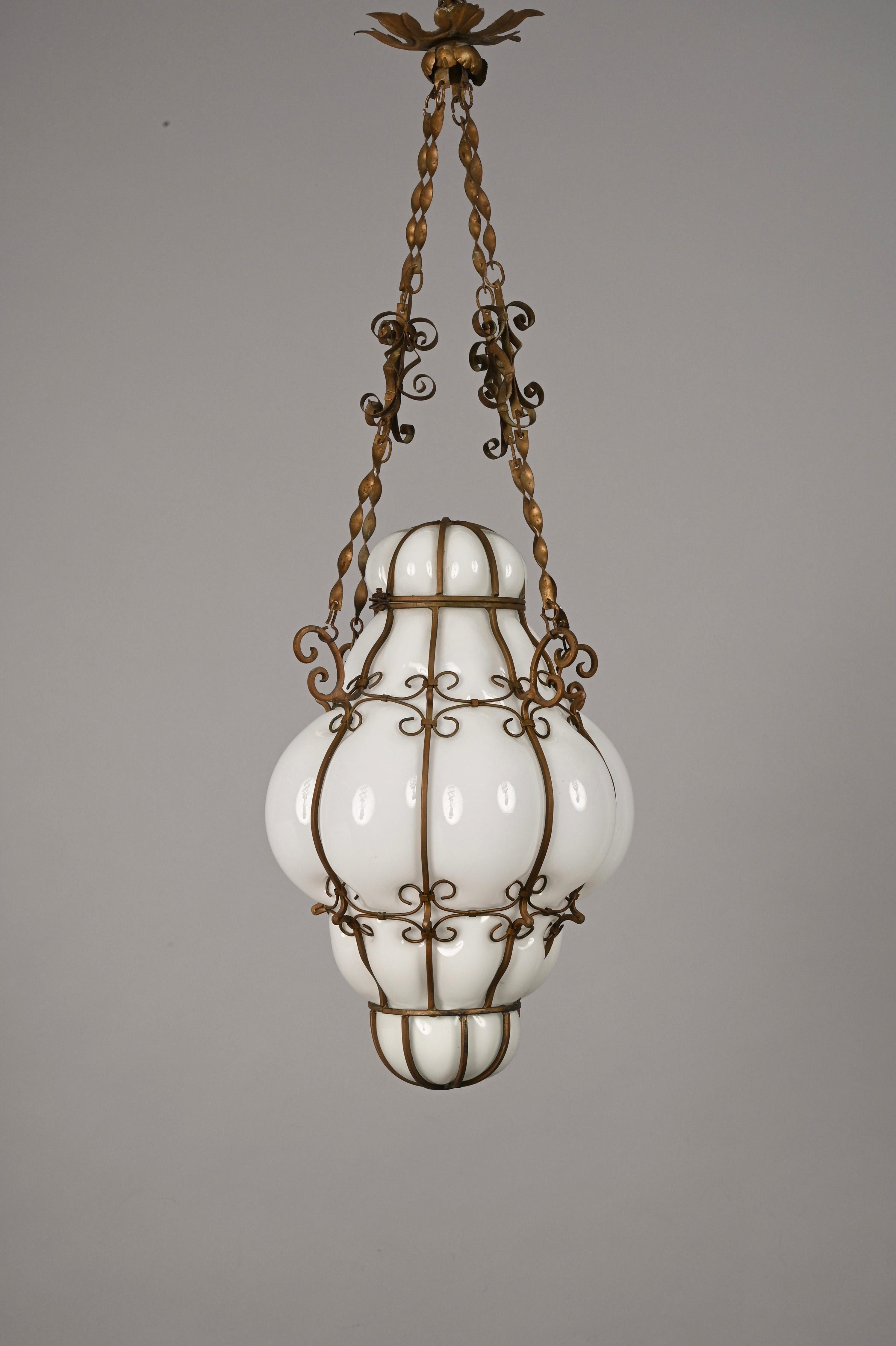 Midcentury Venetian Brass and Mouth Blown Murano White Glass Chandelier, 1940s For Sale 5
