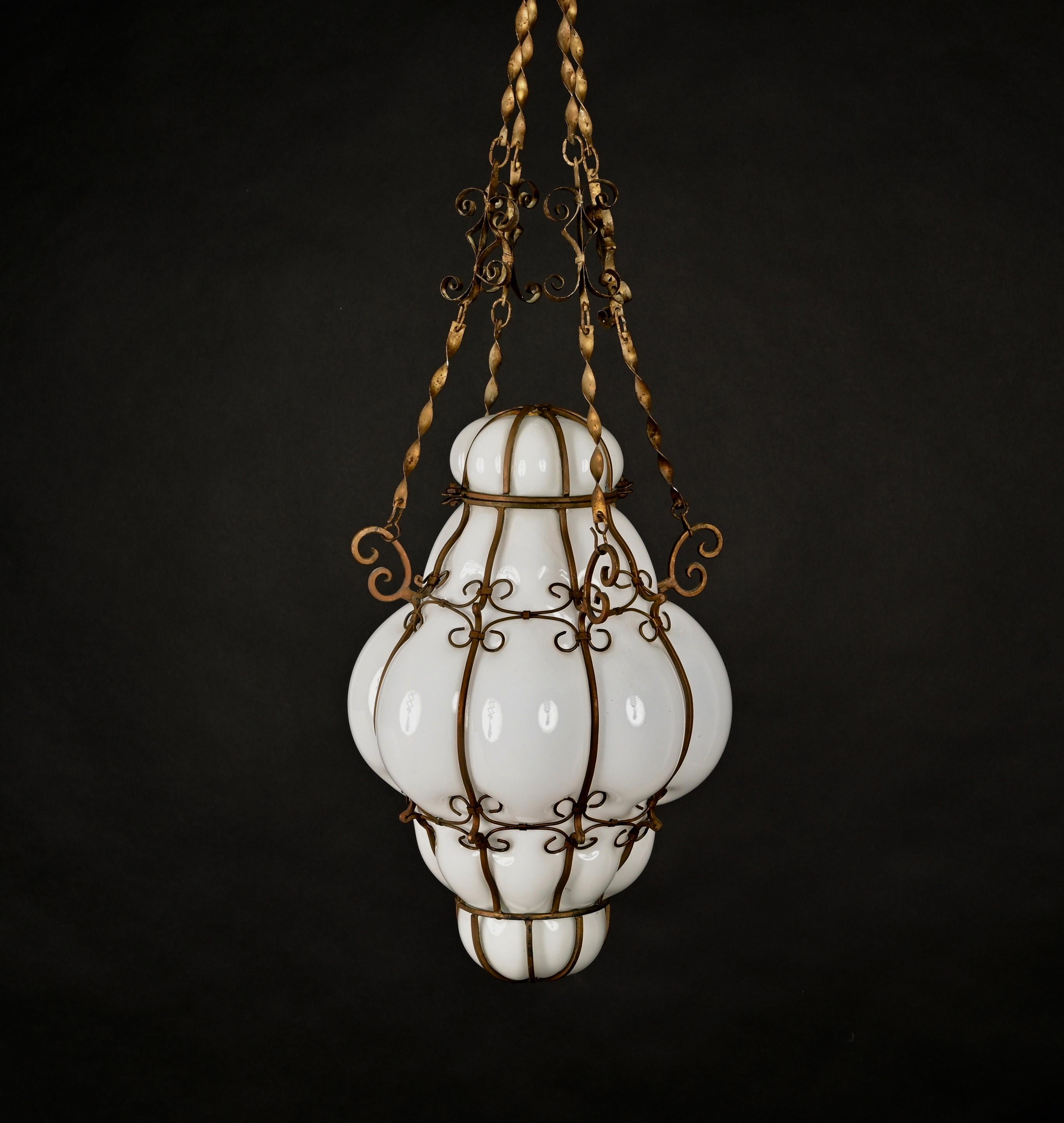 Midcentury Venetian Brass and Mouth Blown Murano White Glass Chandelier, 1940s For Sale 6