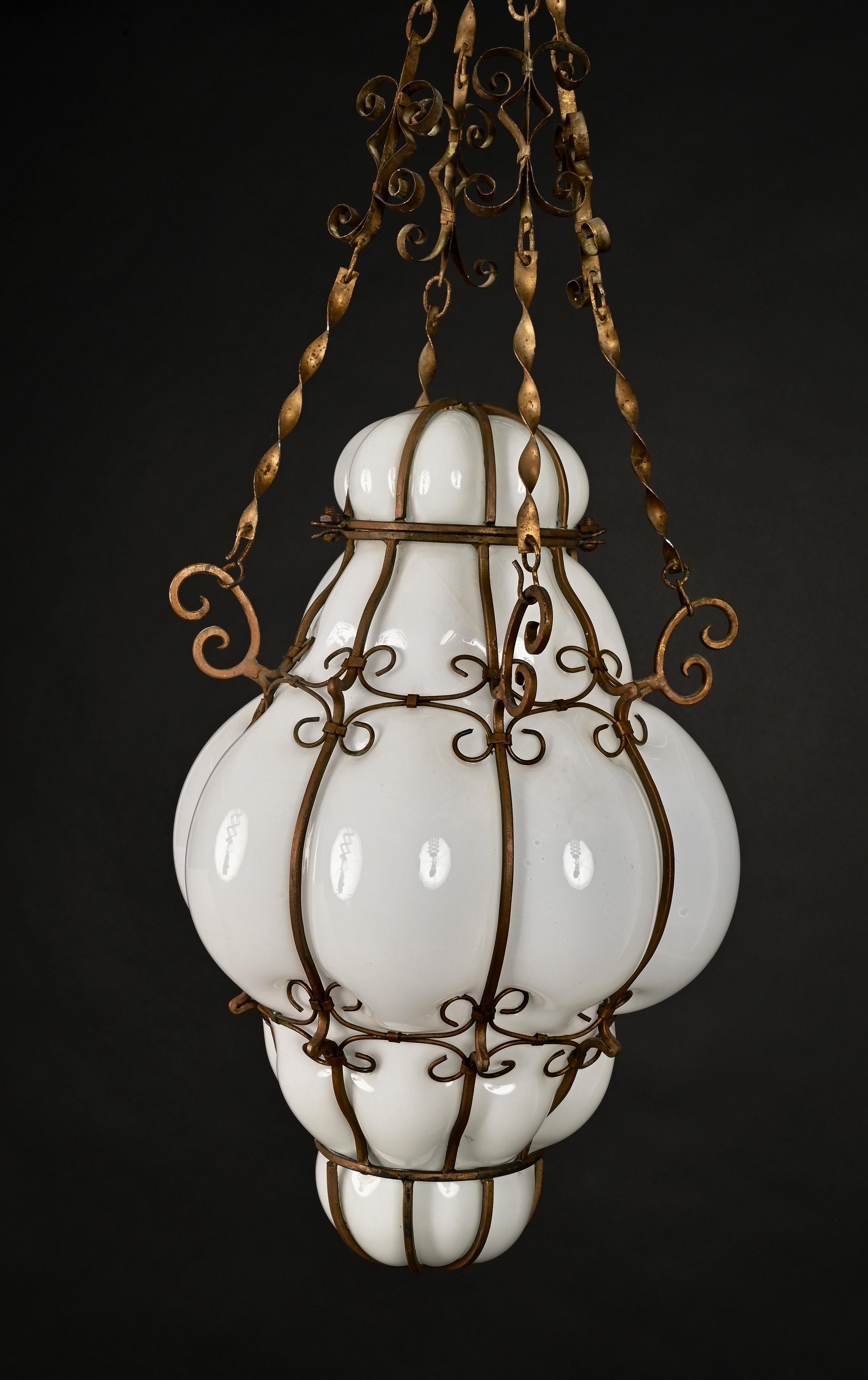 Midcentury Venetian Brass and Mouth Blown Murano White Glass Chandelier, 1940s For Sale 7