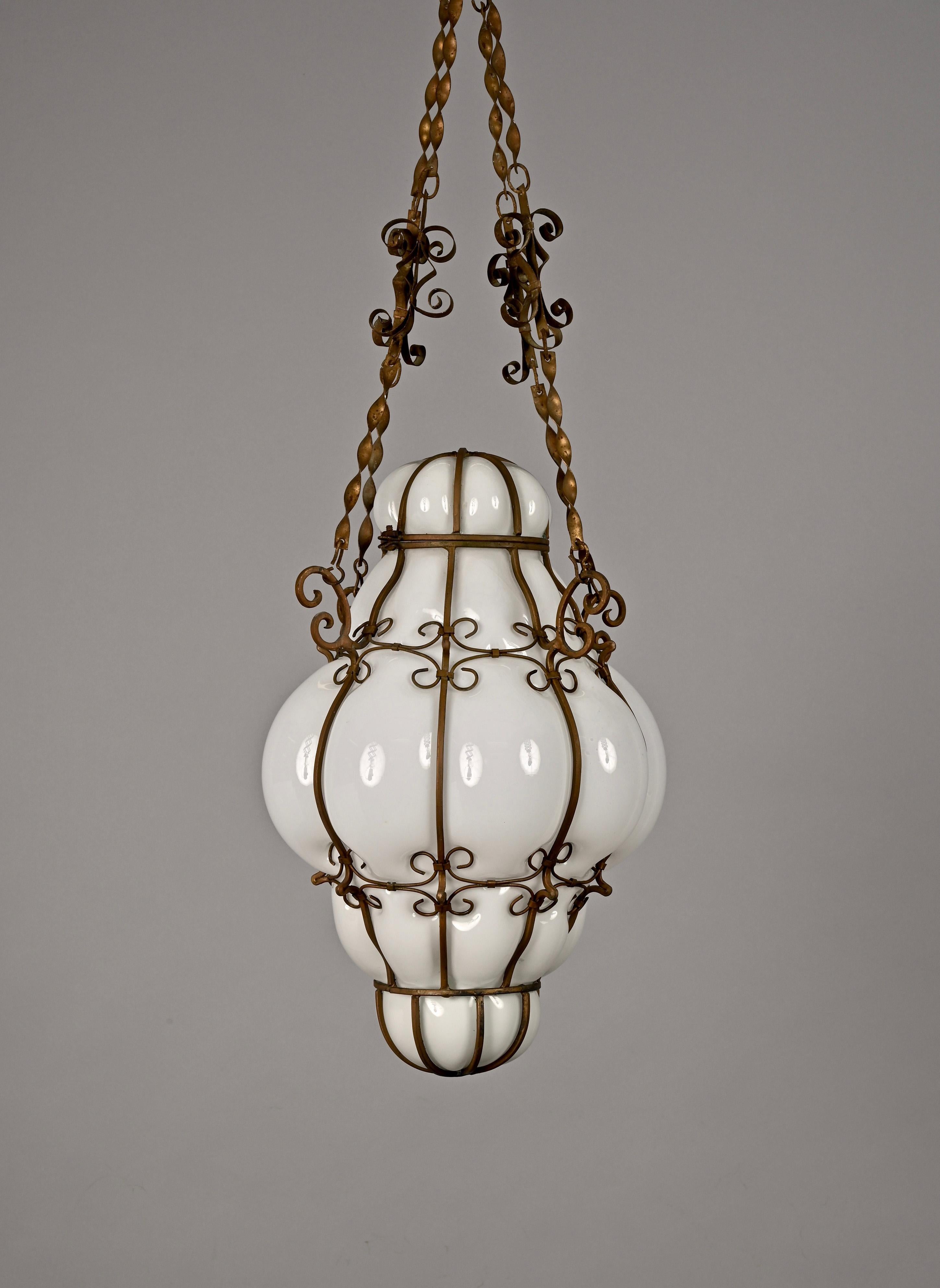 Midcentury Venetian Brass and Mouth Blown Murano White Glass Chandelier, 1940s For Sale 8