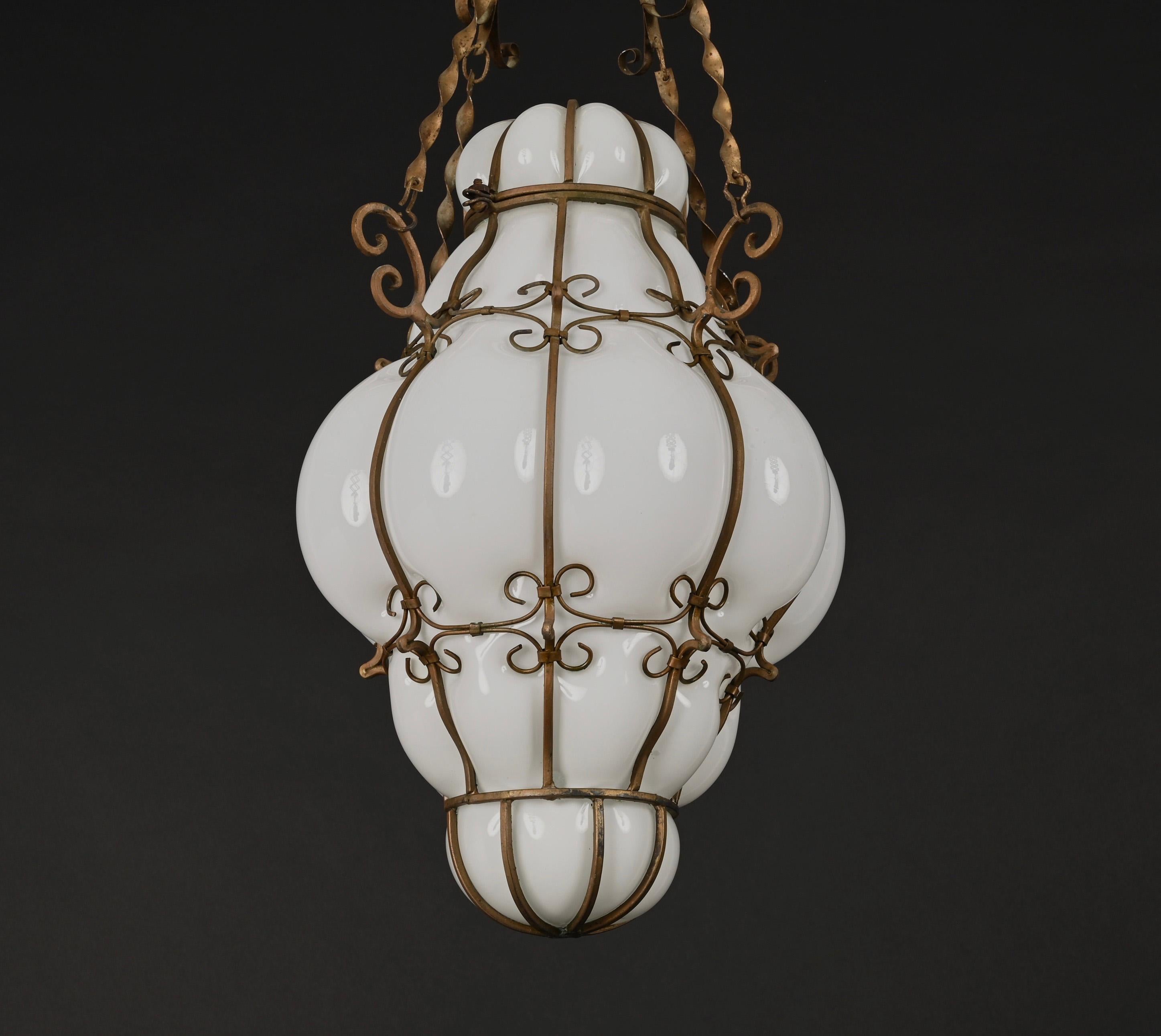 Midcentury Venetian Brass and Mouth Blown Murano White Glass Chandelier, 1940s For Sale 9
