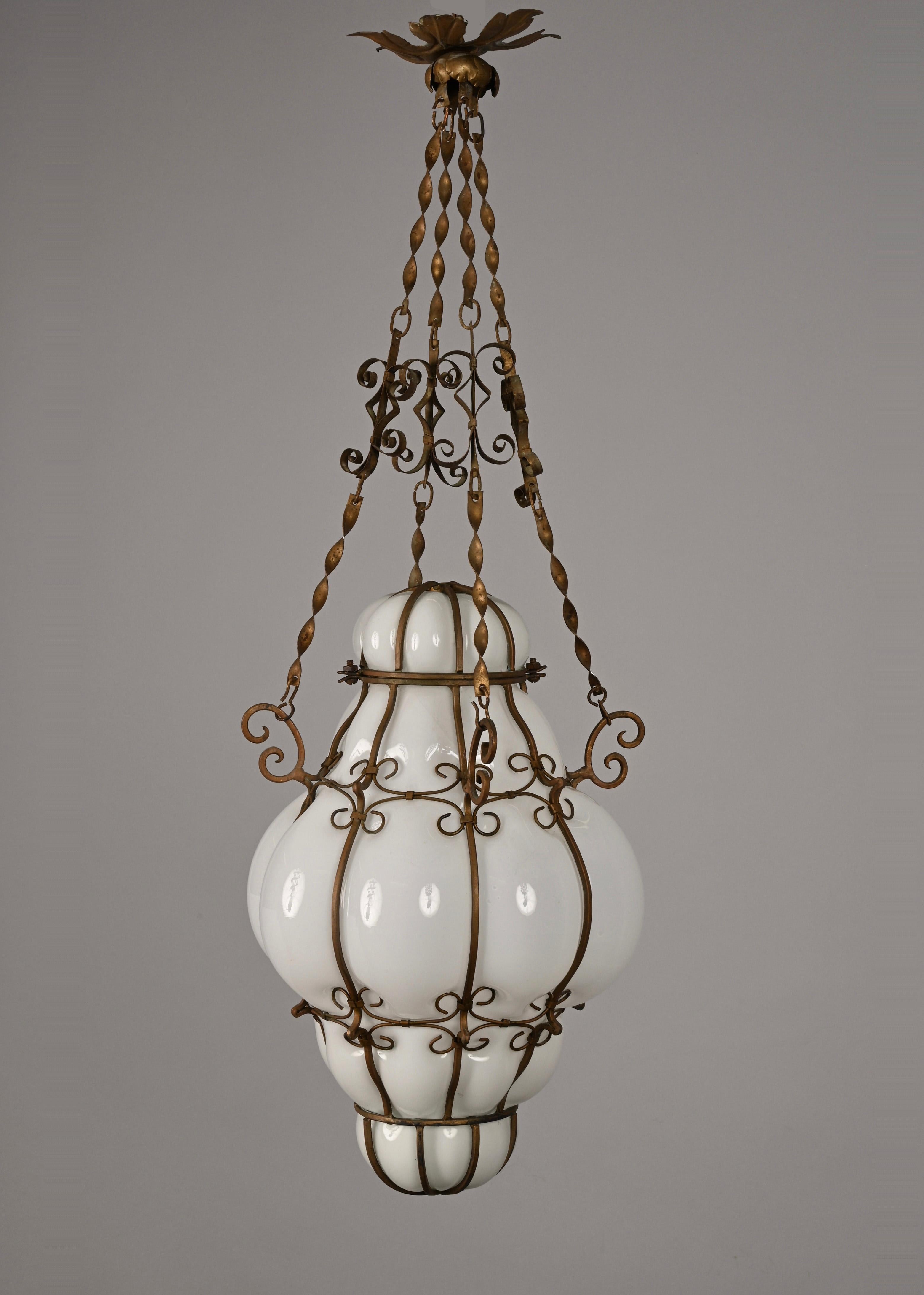 Midcentury Venetian Brass and Mouth Blown Murano White Glass Chandelier, 1940s For Sale 10