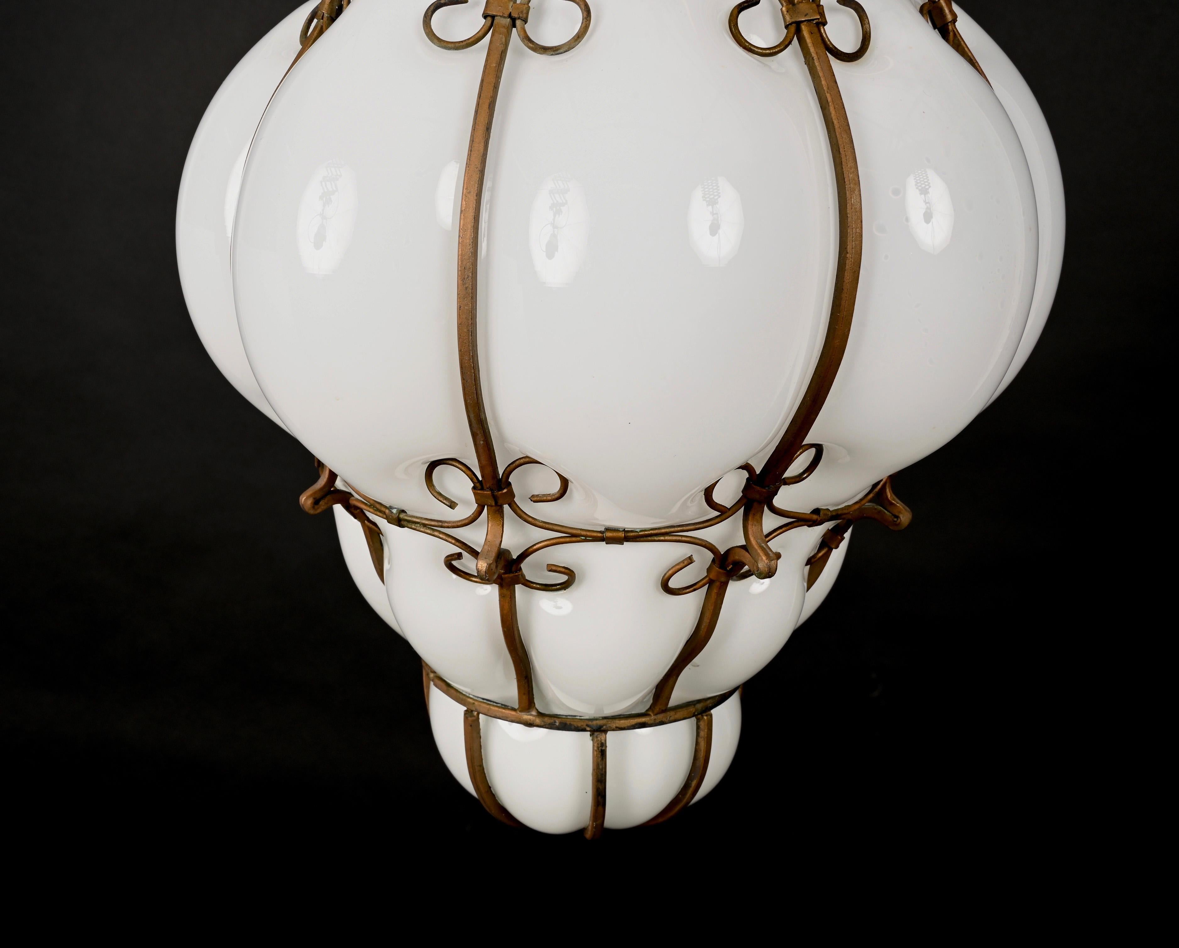 Midcentury Venetian Brass and Mouth Blown Murano White Glass Chandelier, 1940s For Sale 12
