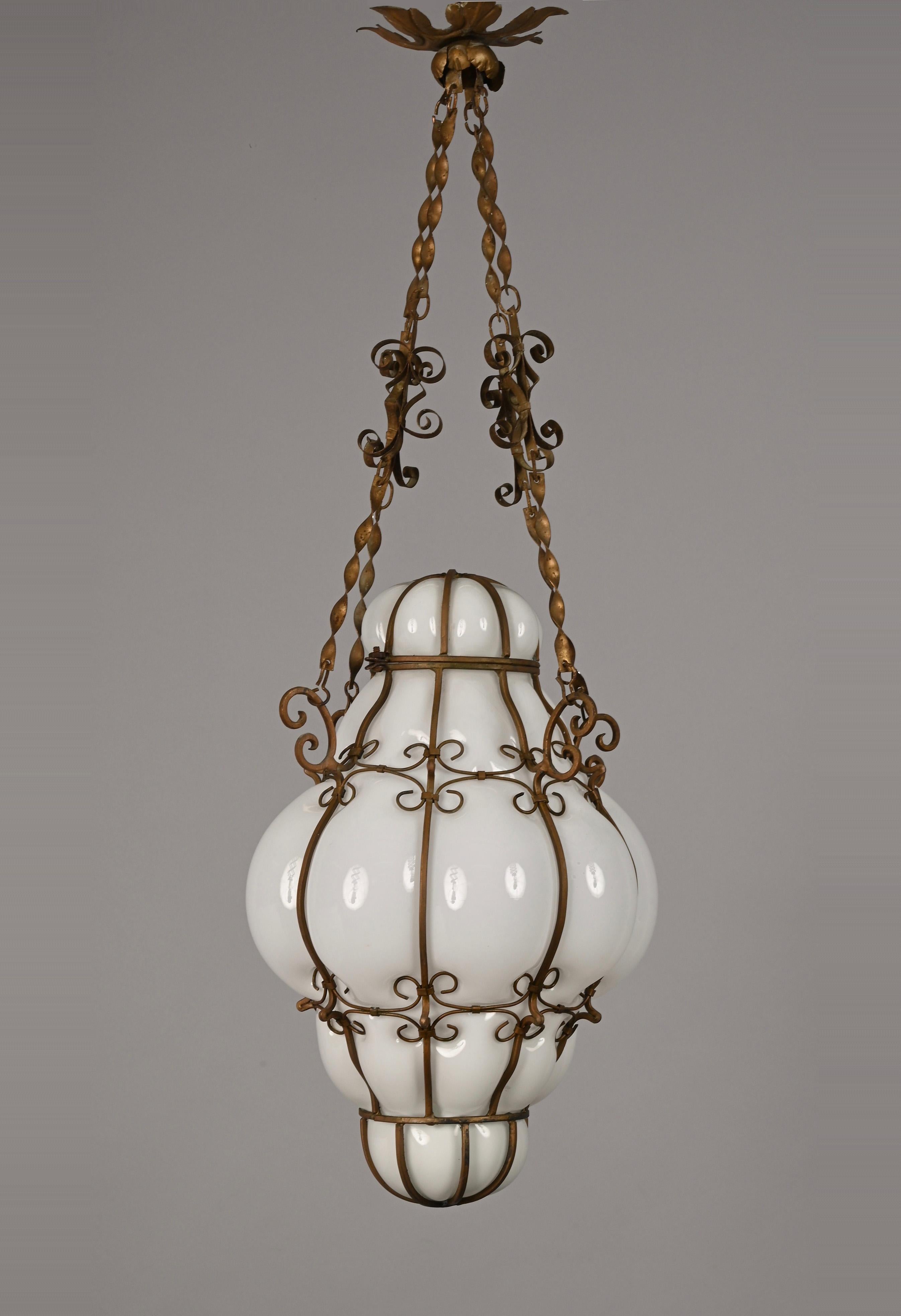Italian Midcentury Venetian Brass and Mouth Blown Murano White Glass Chandelier, 1940s For Sale