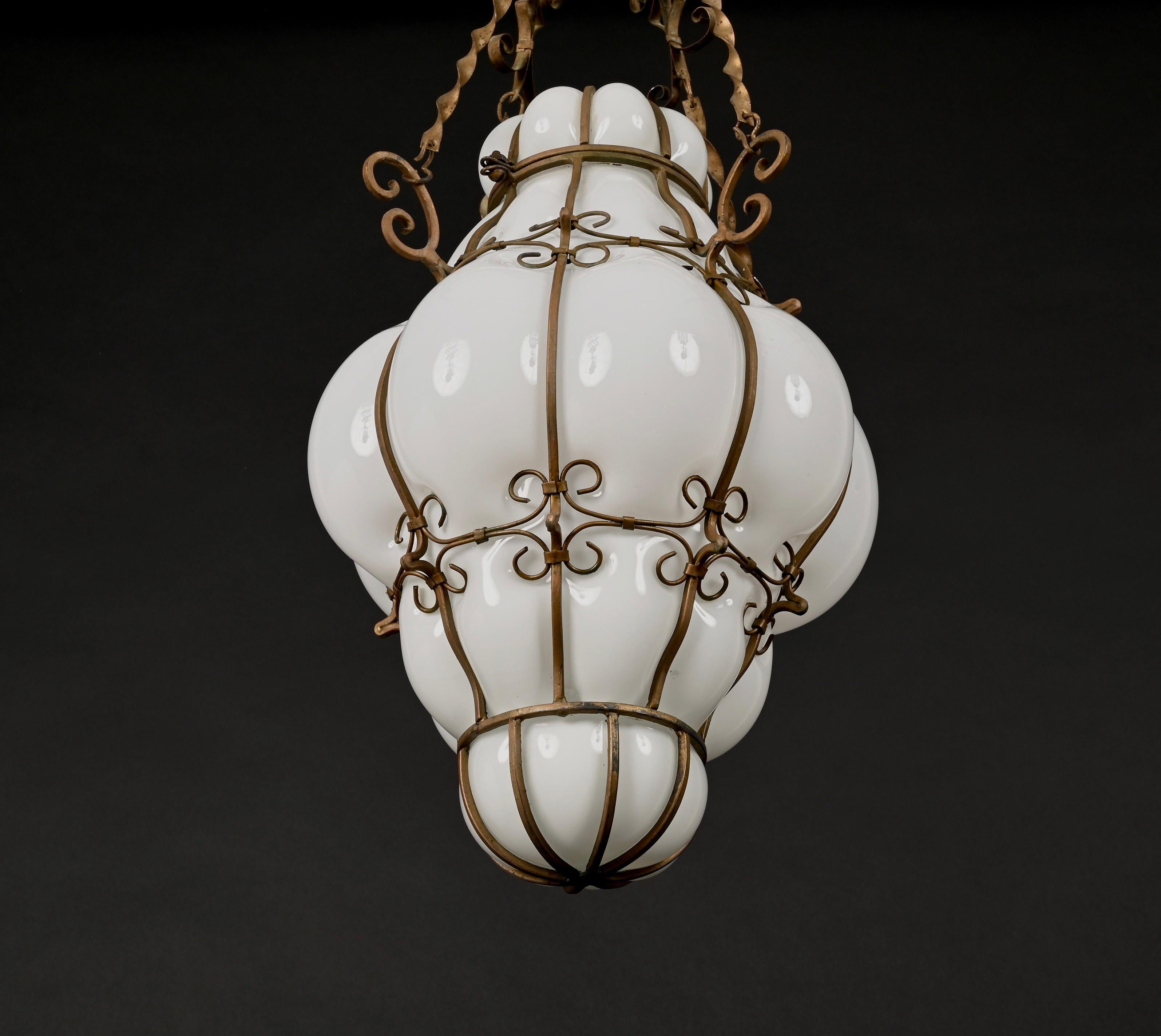 Midcentury Venetian Brass and Mouth Blown Murano White Glass Chandelier, 1940s In Good Condition For Sale In Roma, IT