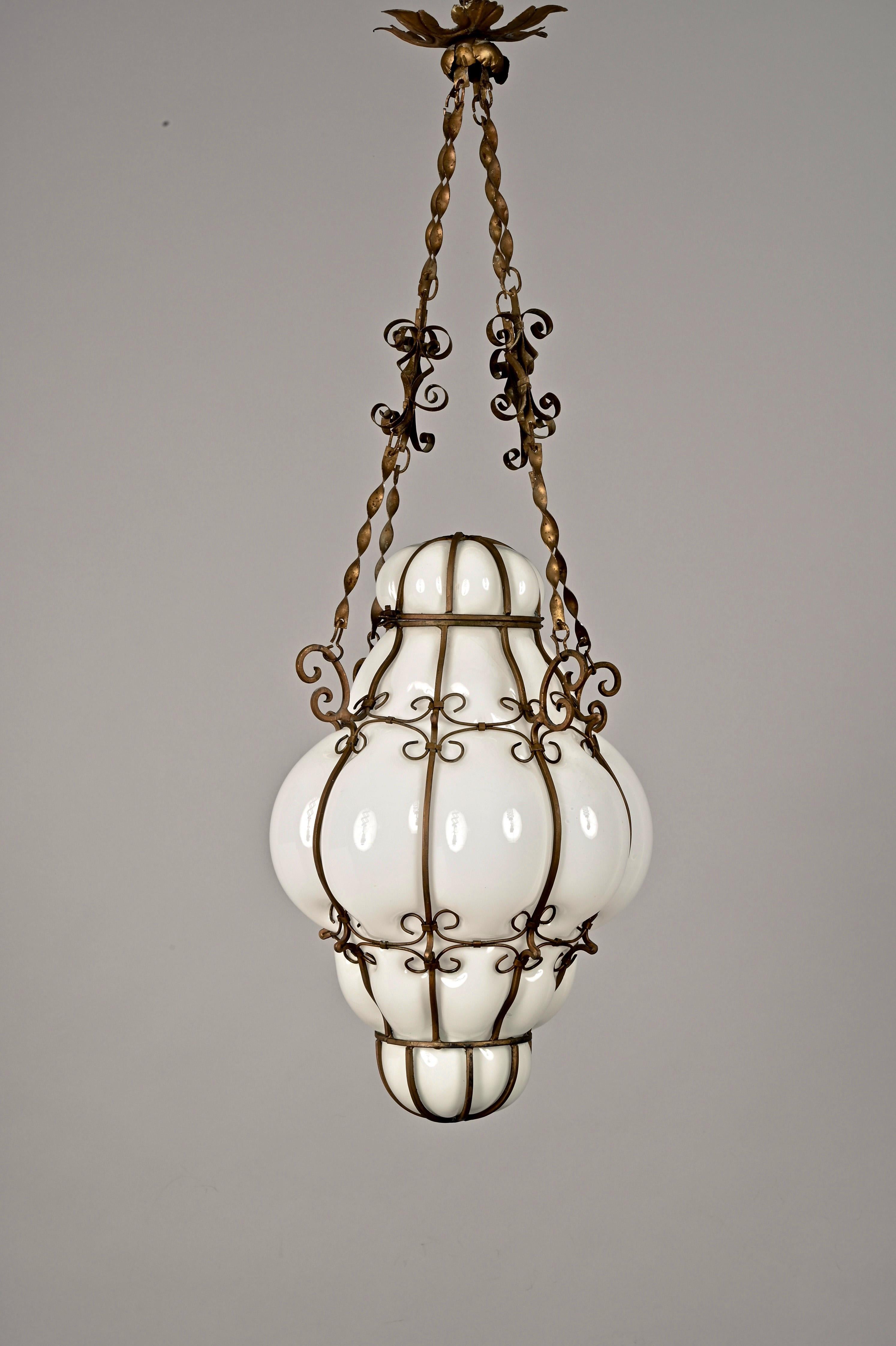 Mid-20th Century Midcentury Venetian Brass and Mouth Blown Murano White Glass Chandelier, 1940s For Sale
