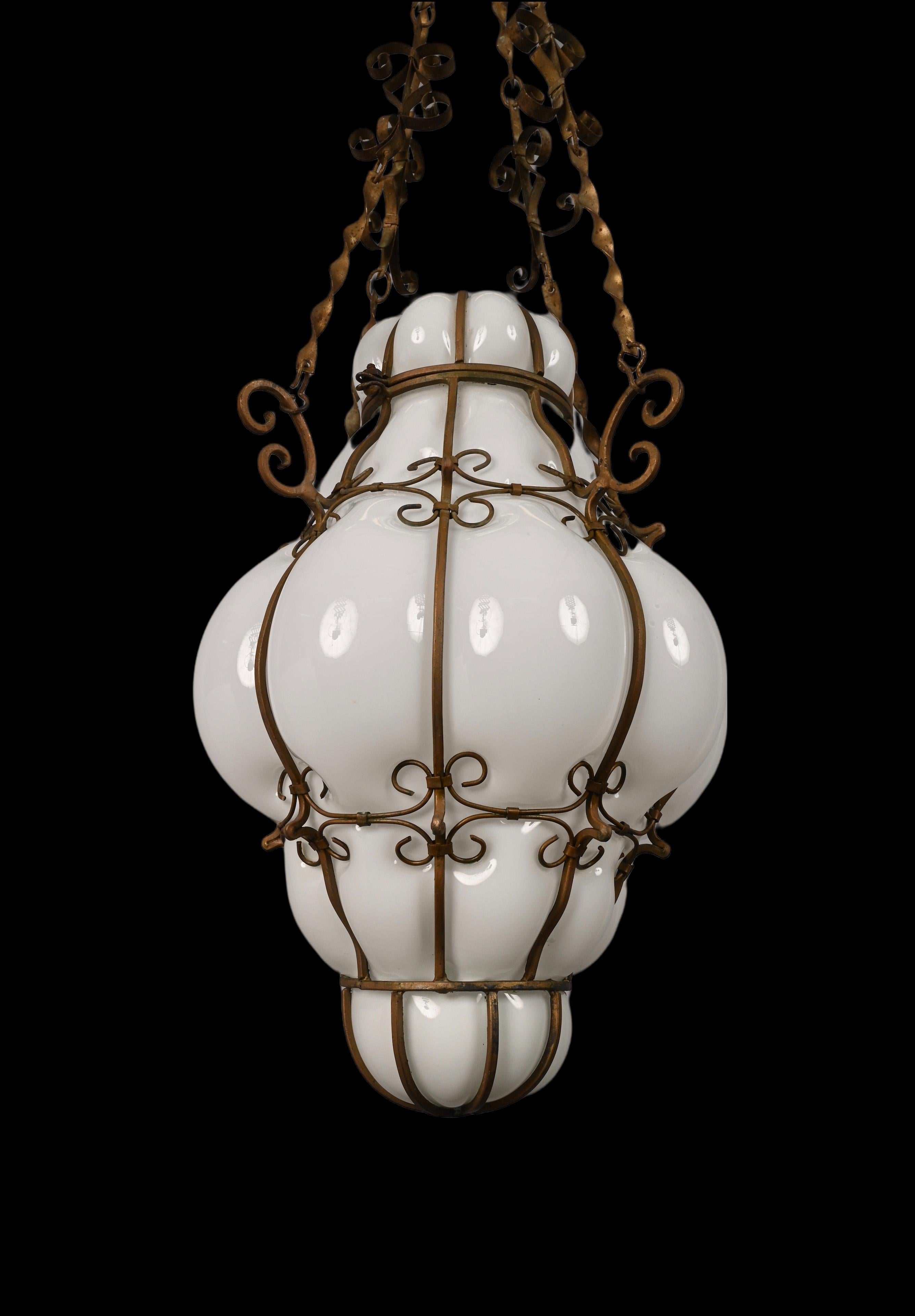 Midcentury Venetian Brass and Mouth Blown Murano White Glass Chandelier, 1940s For Sale 1