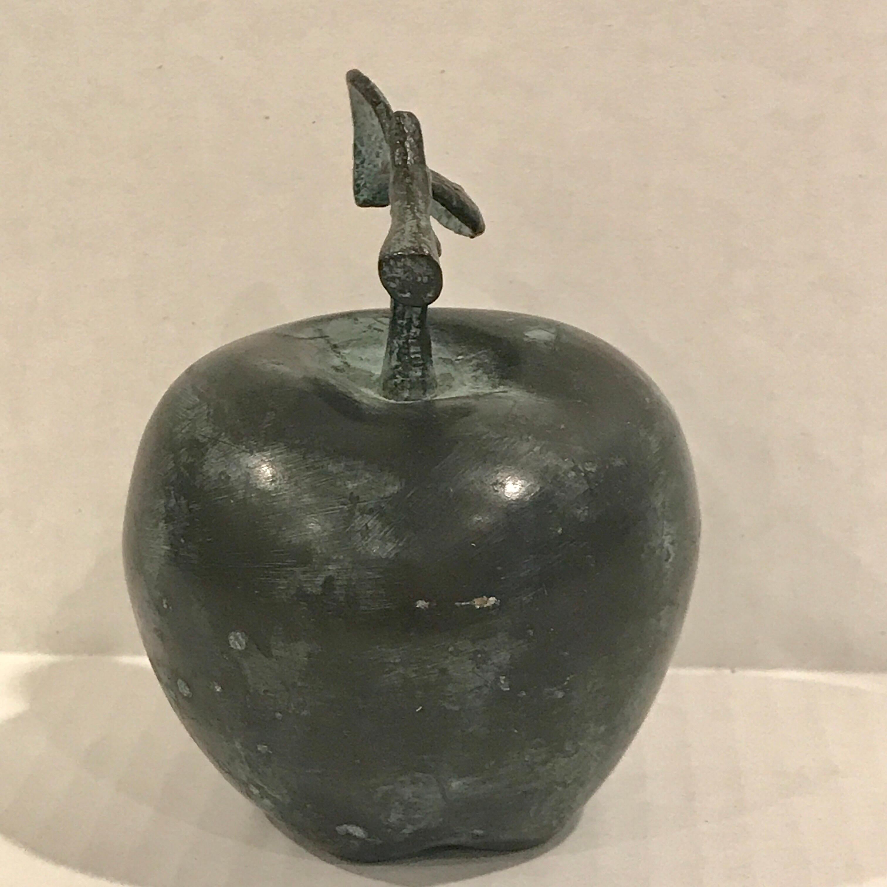 Verdigris-Bronze- Apfel-Skulptur aus der Mitte des Jahrhunderts (20. Jahrhundert)