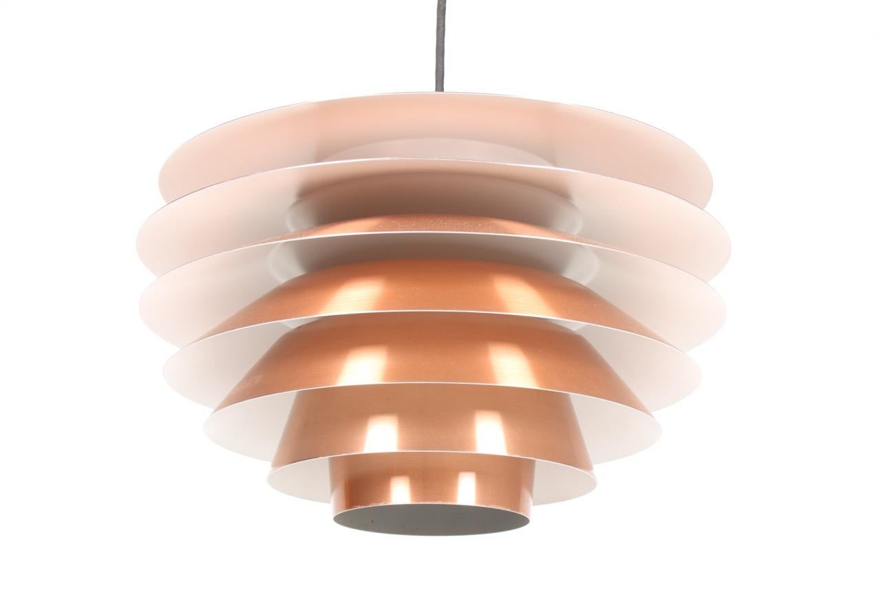 Großartig aussehende Hängeleuchte:: entworfen von Svend Middelboe für Nordisk Solar im Jahr 1965. Die Lampe ist aus Kupfer gefertigt. Toller Originalzustand.