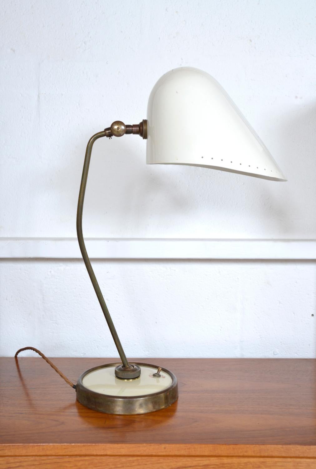 This scarce Postwar desk lamp was designed in 1946 by A.B. Read for Troughton and Young. The “Versalite” range was first shown at the 'Design at Work' exhibition in 1948 and then went on to be widely used throughout the interior decor scheme in the