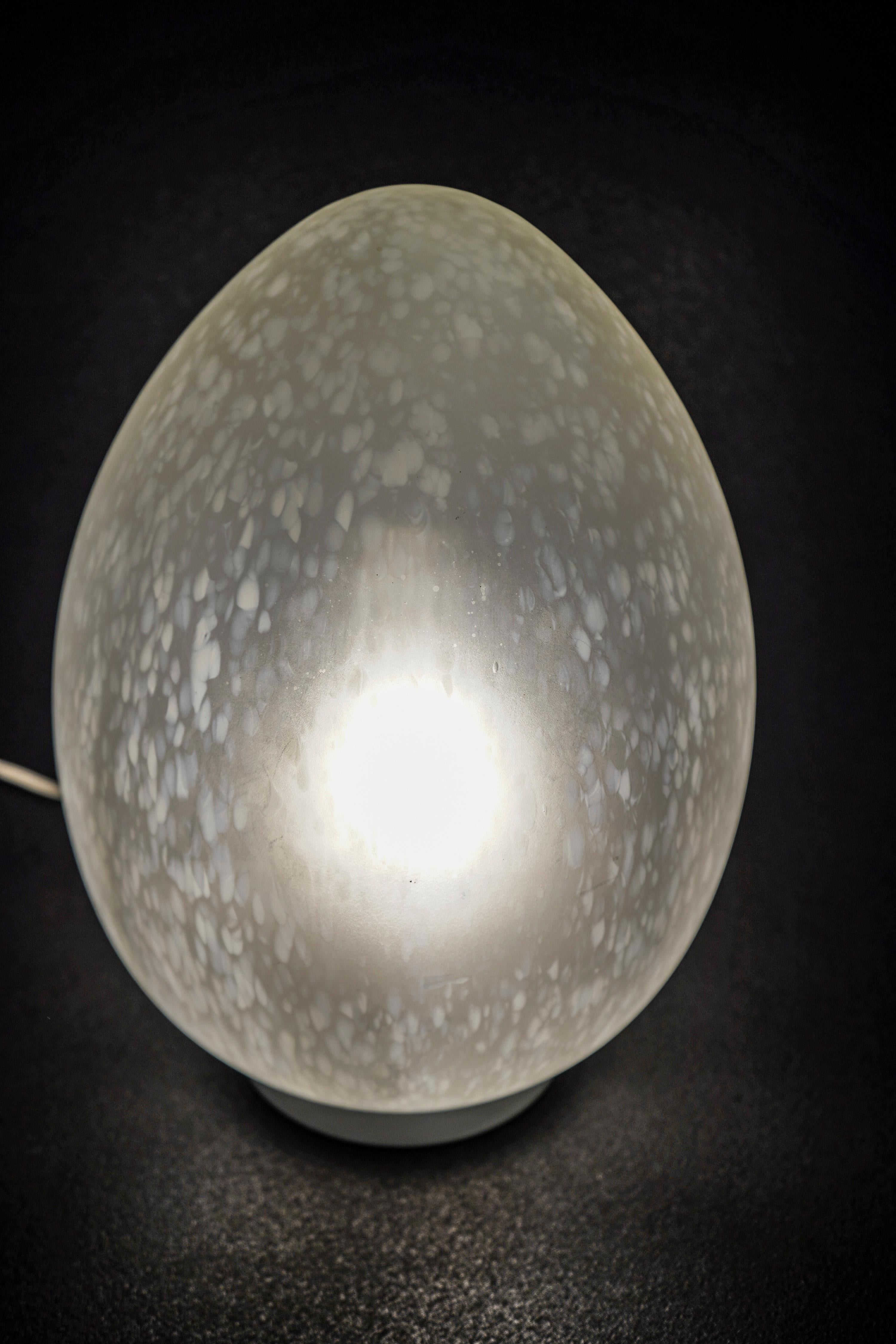 Fun egg white Lamp by Vetri Murano, Italy. In a very good condition with age and use.
It simulates a snowy white, as white snow sparks . A beautiful and very fun piece for any corner and style.