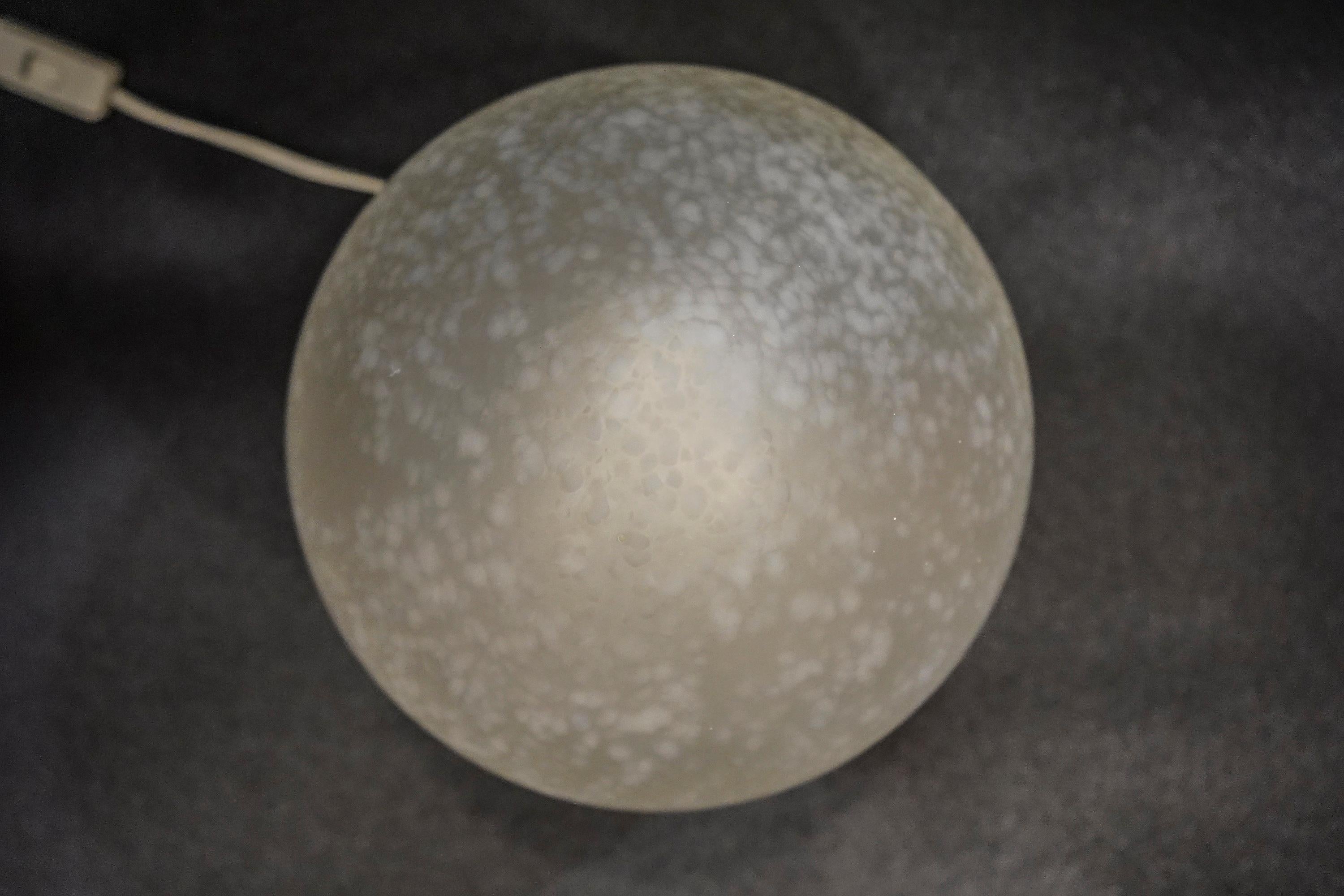 Midcentury Murano Egg Lamp Italy White Egg Lamp, circa 1970 In Good Condition In Valladolid, ES