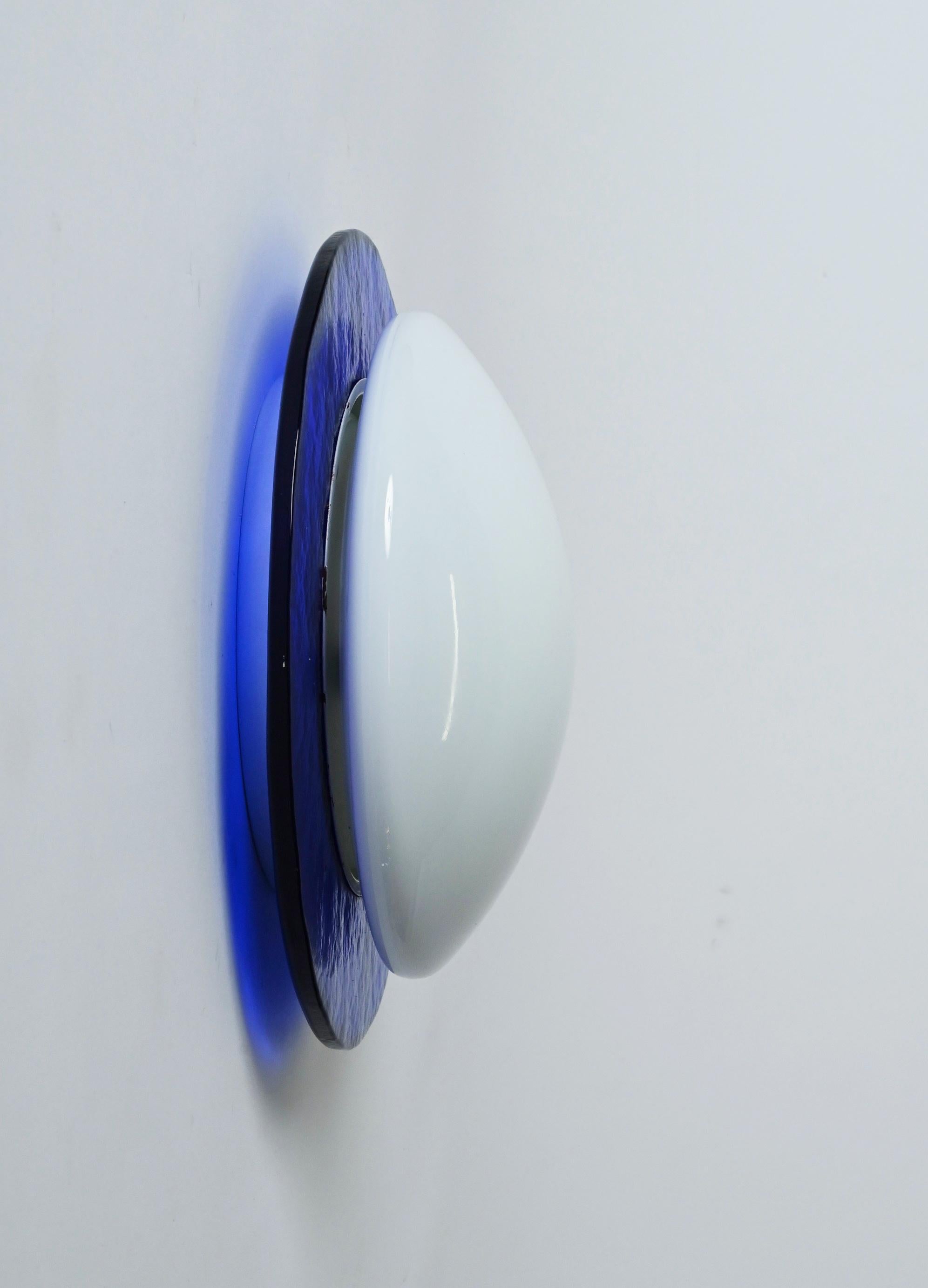 MIdcentury Vetri Murano Round Blue and White Artistic Glass Italian Sconce 1970s For Sale 8