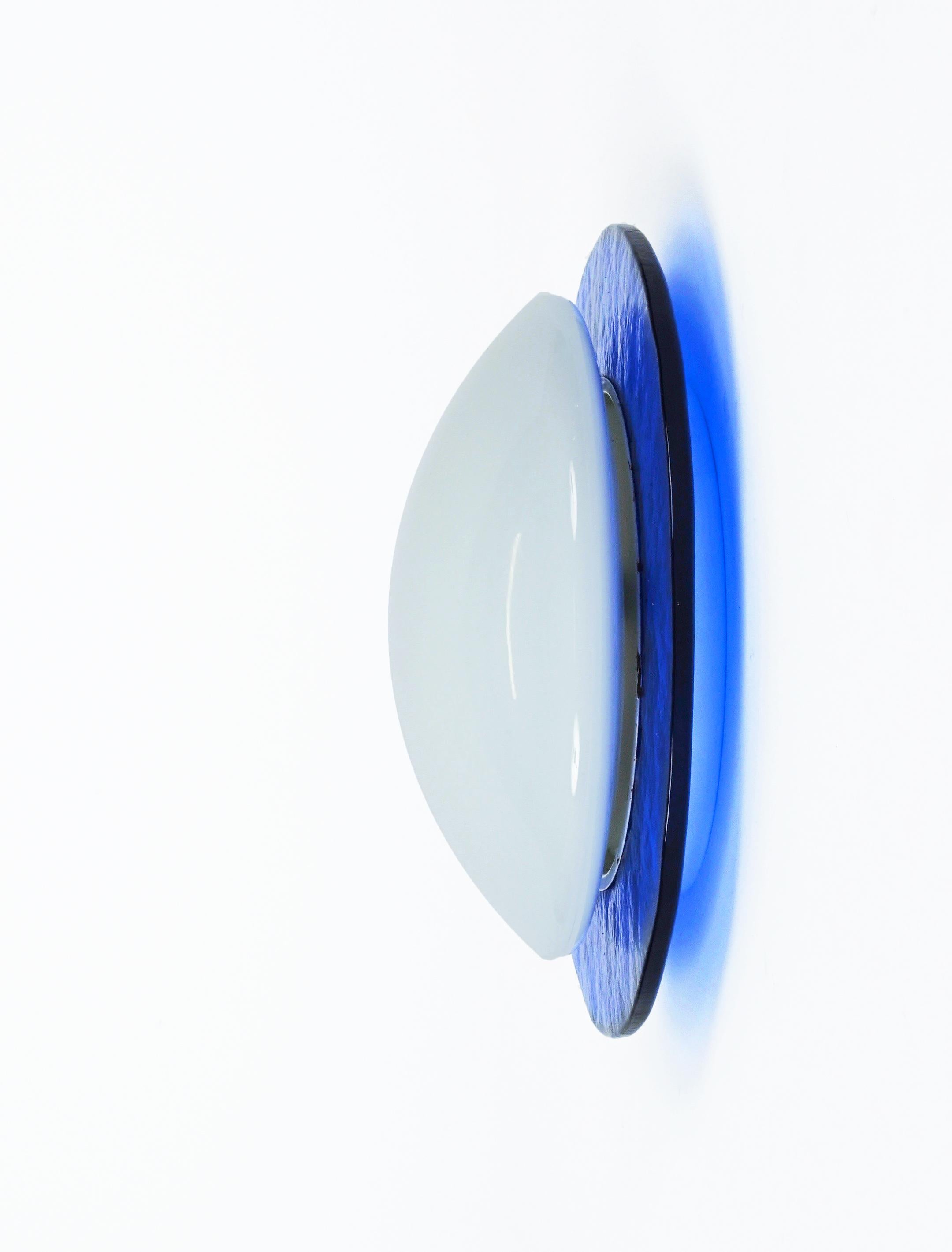 MIdcentury Vetri Murano Round Blue and White Artistic Glass Italian Sconce 1970s In Good Condition For Sale In Roma, IT